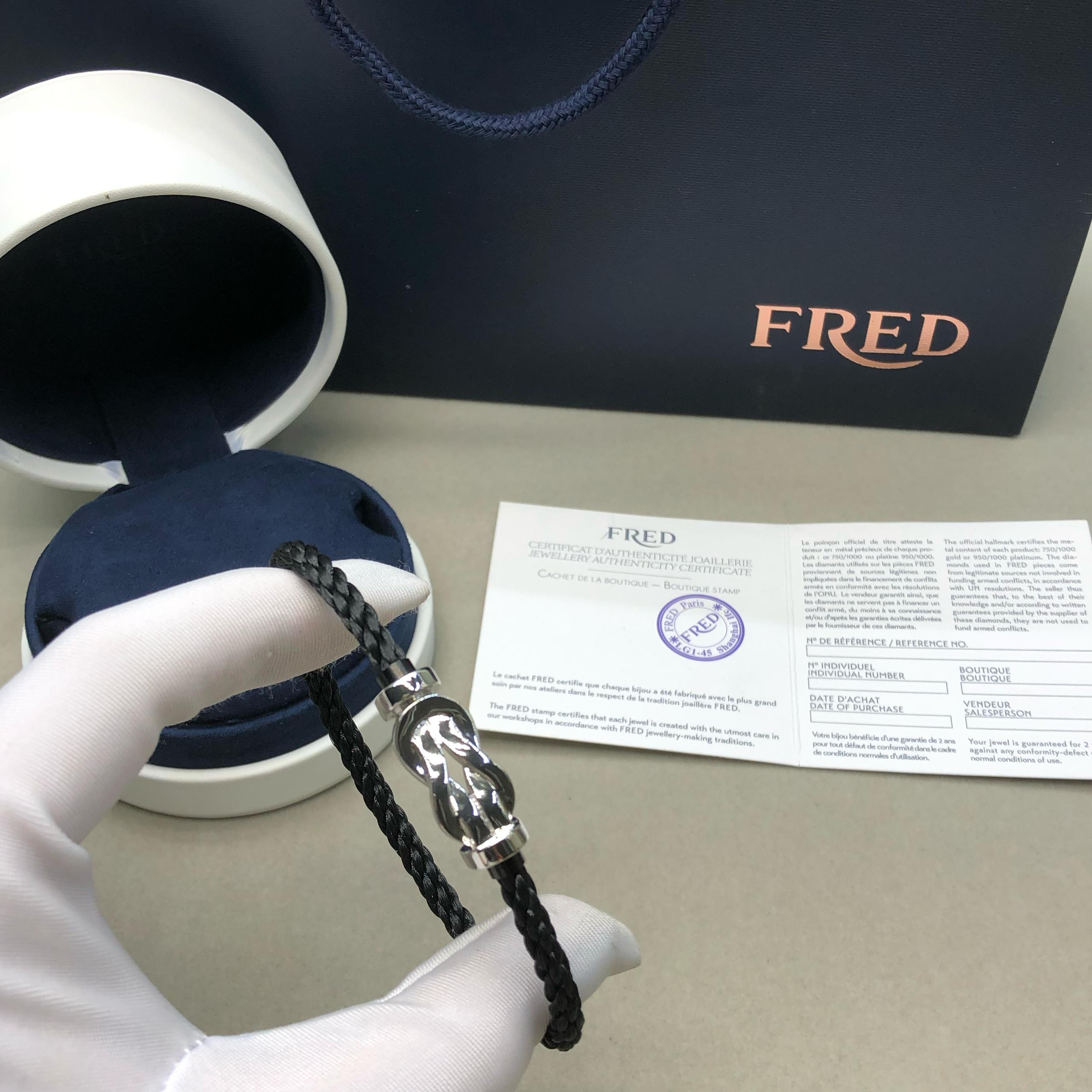 צמיד יוקרתי עם רצועת חבל שחורה ואבזם אינסוף בגוון כסף