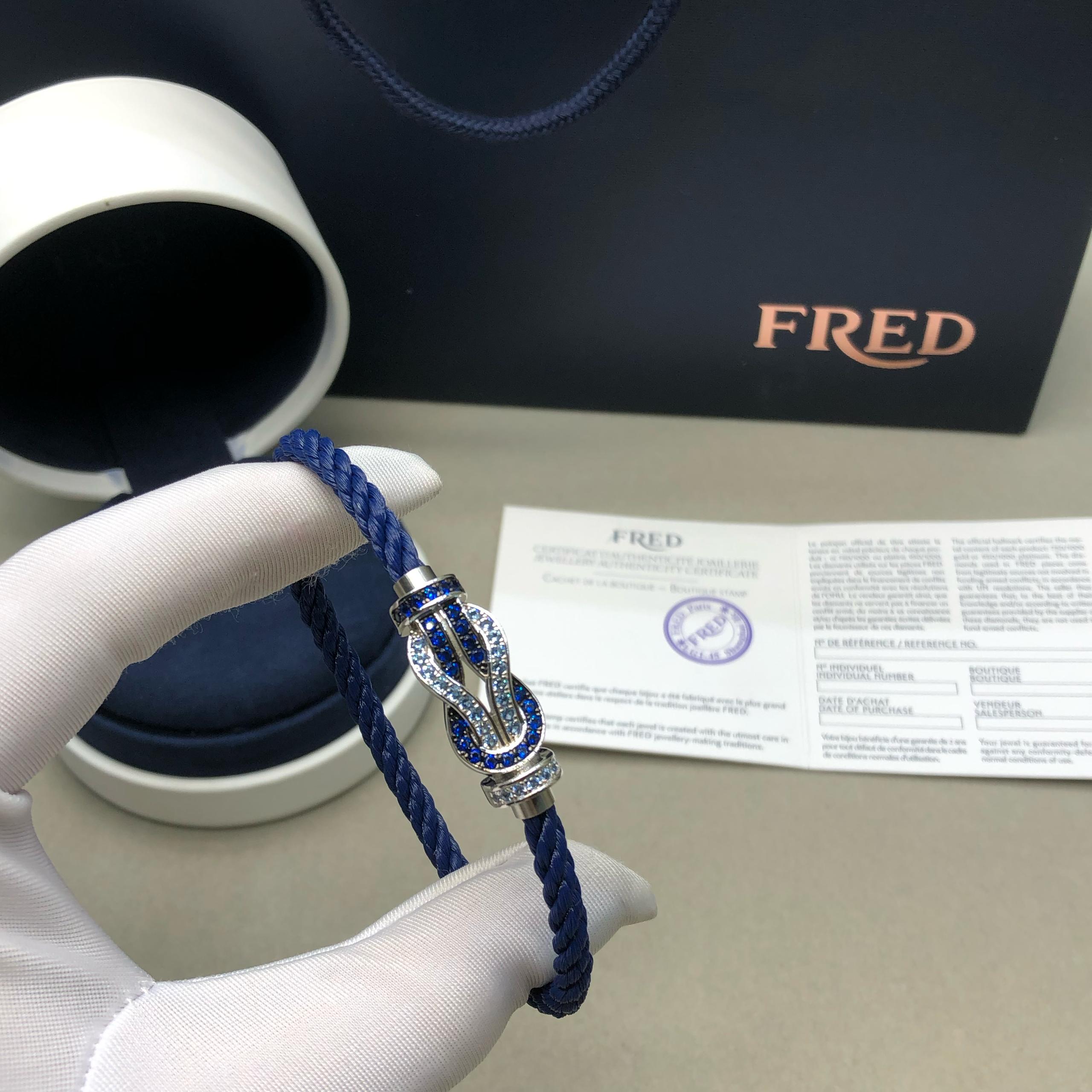 צמיד יוקרתי עם רצועת חבל כחולה ואבזם אינסוף בגוון כסף משובץ זירקונים כחולים נוצצים