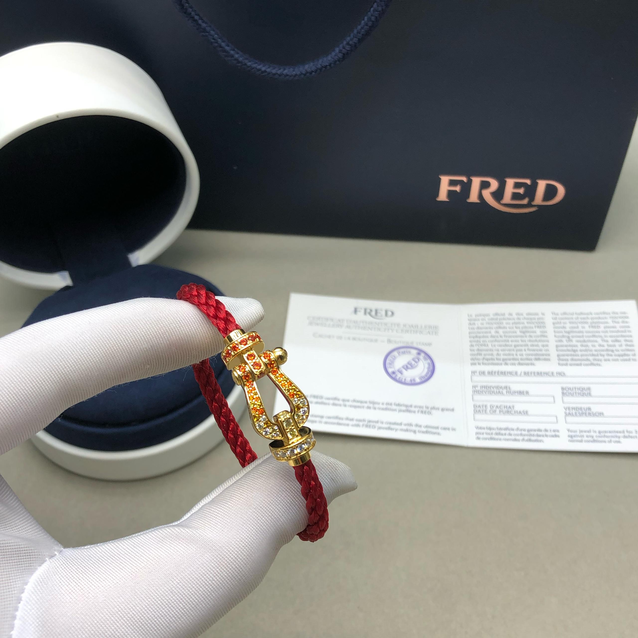 צמיד יוקרתי עם רצועת חבל אדומה ואבזם בגוון זהב בעיצוב רולאן גארוס משובץ בזירקונים