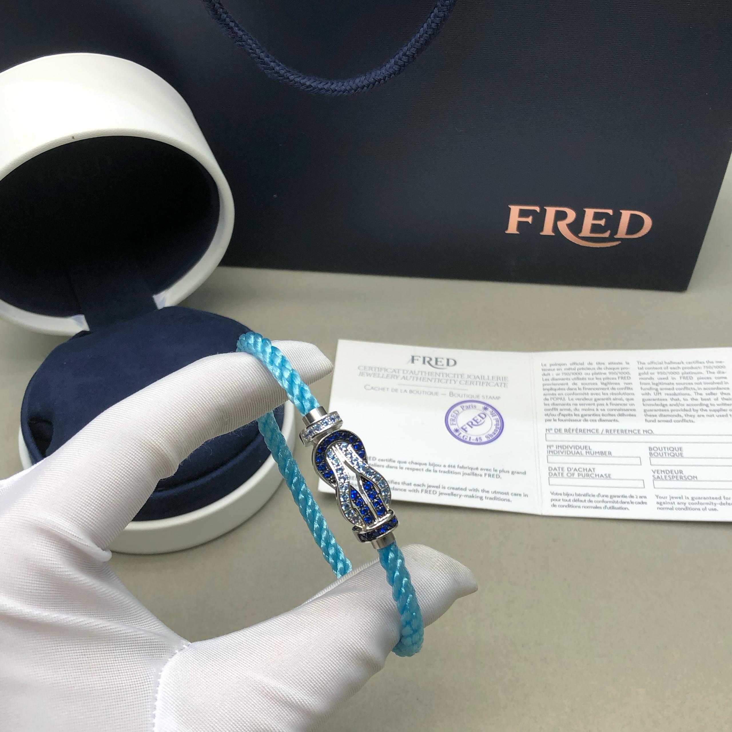 צמיד יוקרתי עם רצועת חבל בגוון תכלת ואבזם אינסוף בגוון כסף משובץ זירקונים כחולים נוצצים