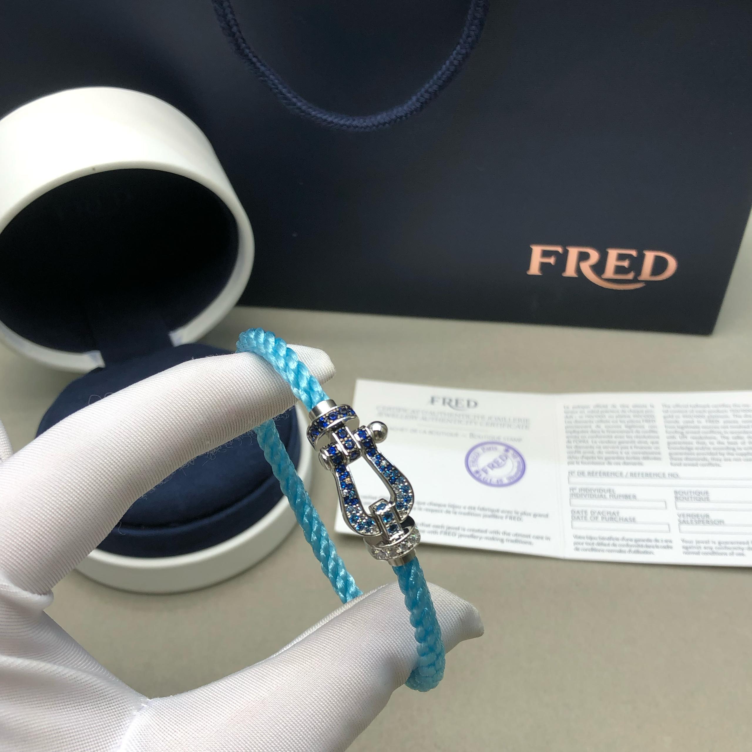 צמיד יוקרתי עם רצועת חבל בגוון תכלת ואבזם בגוון כסף משובץ זרקונים נוצצים