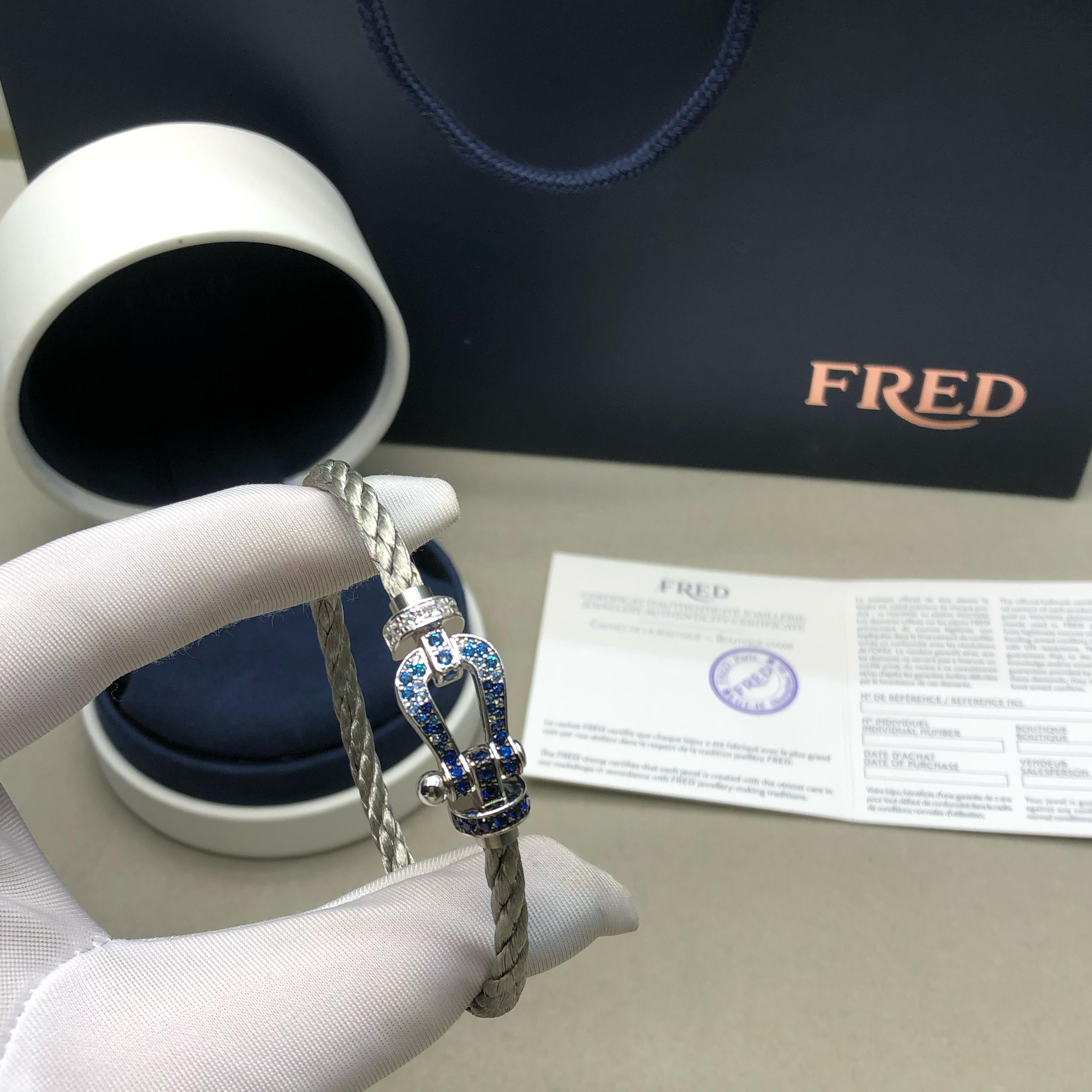 צמיד יוקרתי עם רצועת מתכת כסופה ואבזם בגוון כסף משובץ בזירקונים