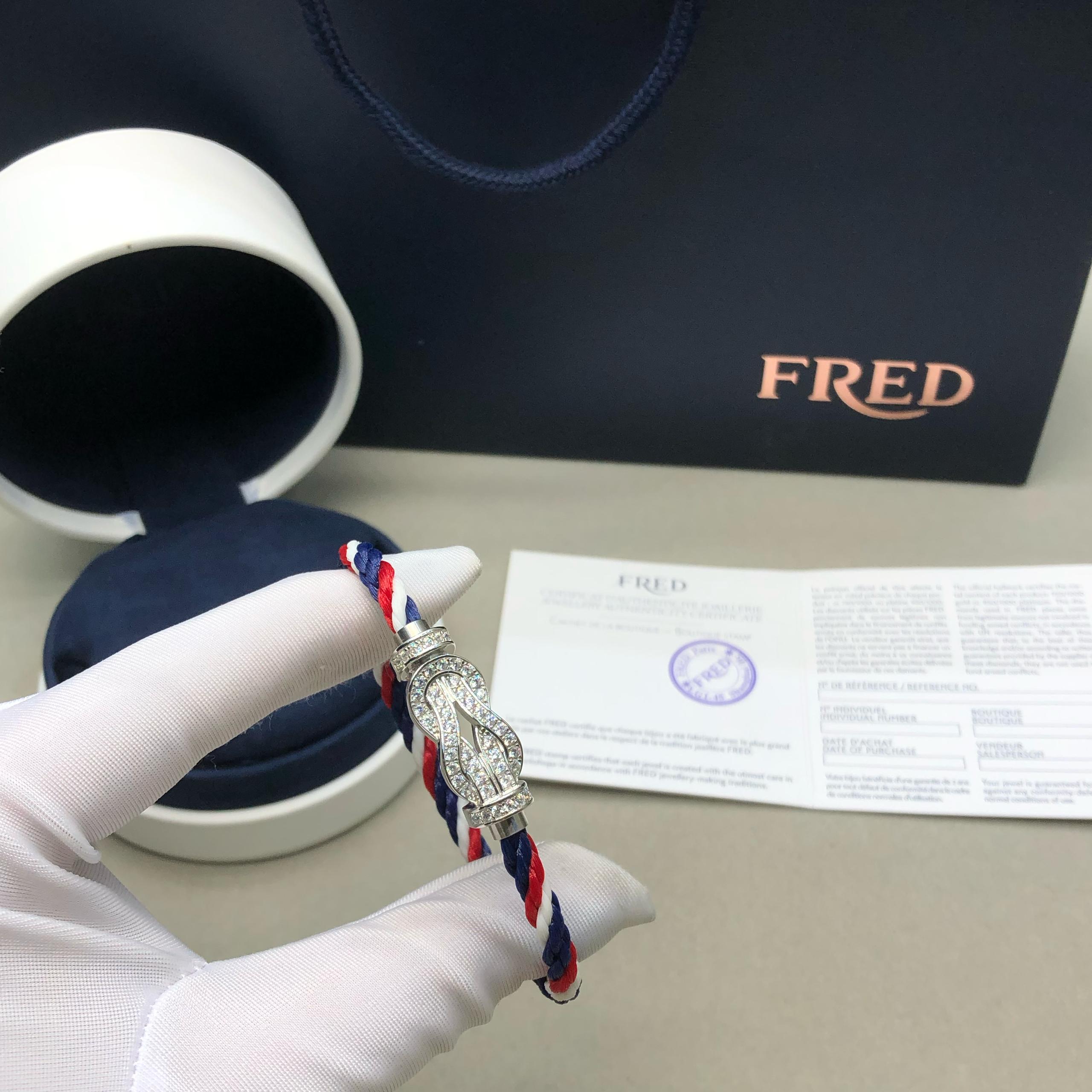 צמיד יוקרתי עם רצועת חבל בצבעי כחול, לבן ואדום ואבזם אינסוף משובץ בזירקונים נוצצים