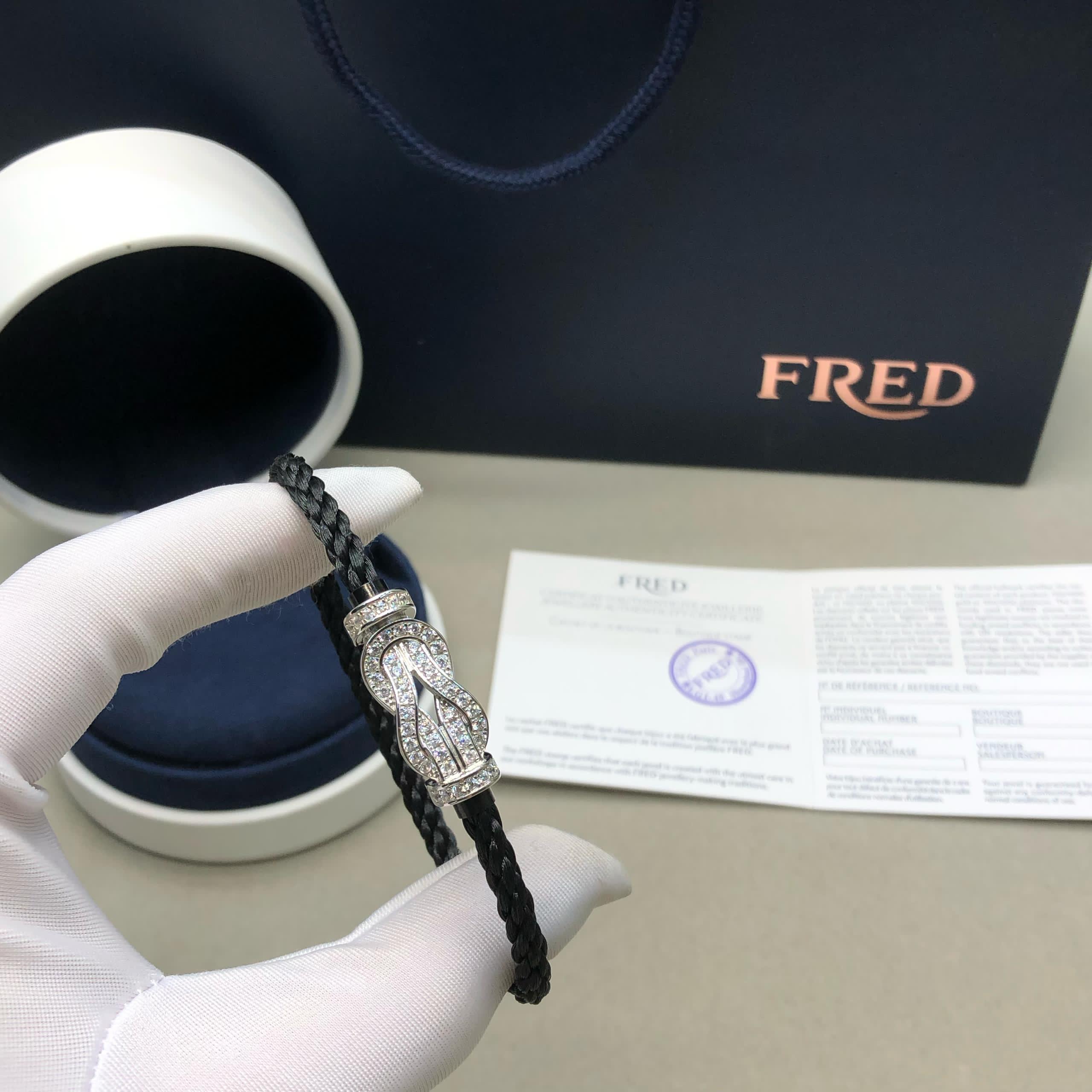 צמיד יוקרתי עם רצועת חבל שחורה ואבזם אינסוף בגוון כסף משובץ זירקונים נוצצים