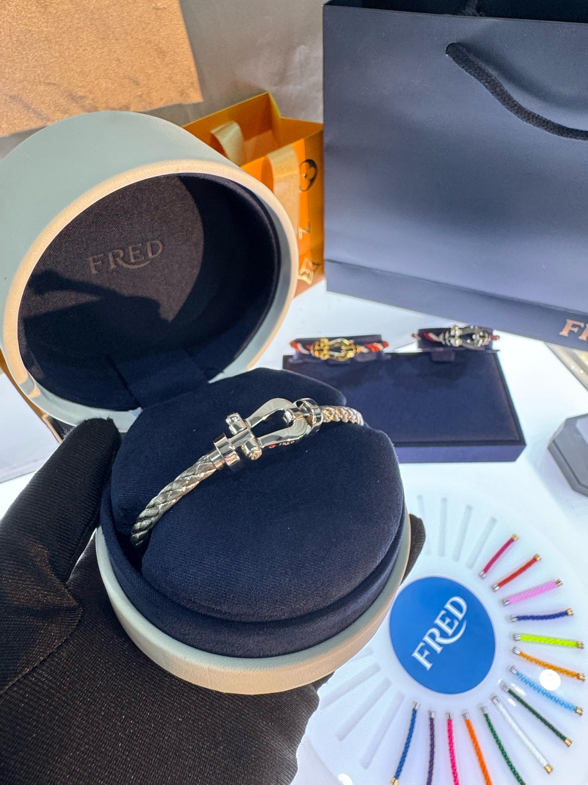 צמיד יוקרתי עם רצועת מתכת ואבזם בגוון כסף בעיצוב רולאן גארוס - מהדורה מיוחדת