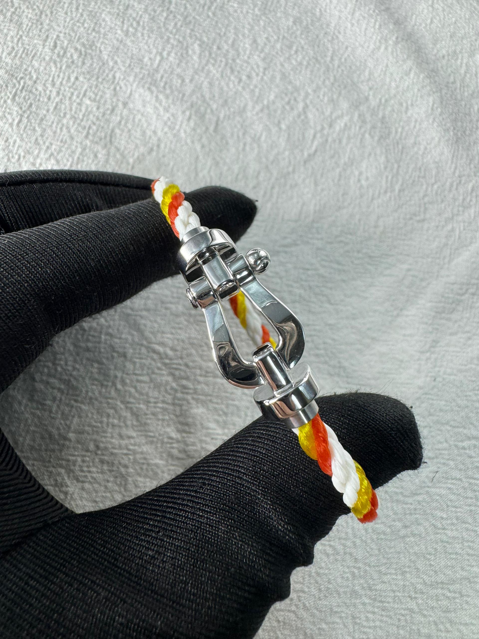 צמיד יוקרתי עם רצועת חבל צבעונית ואבזם בגוון כסף מבריק