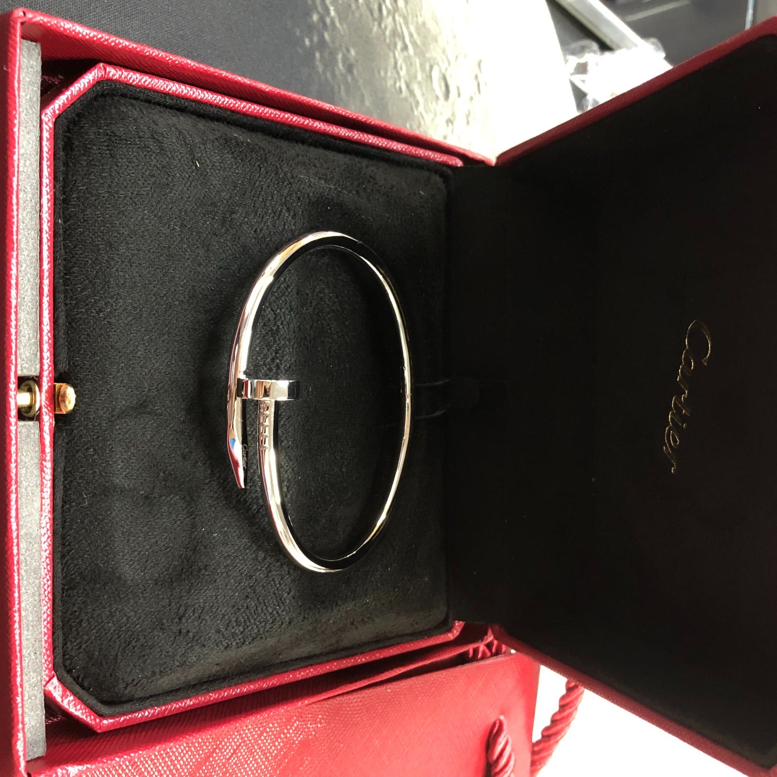 צמיד אלגנטי מסמר בגוון כסף עם נגיעה של יוקרה