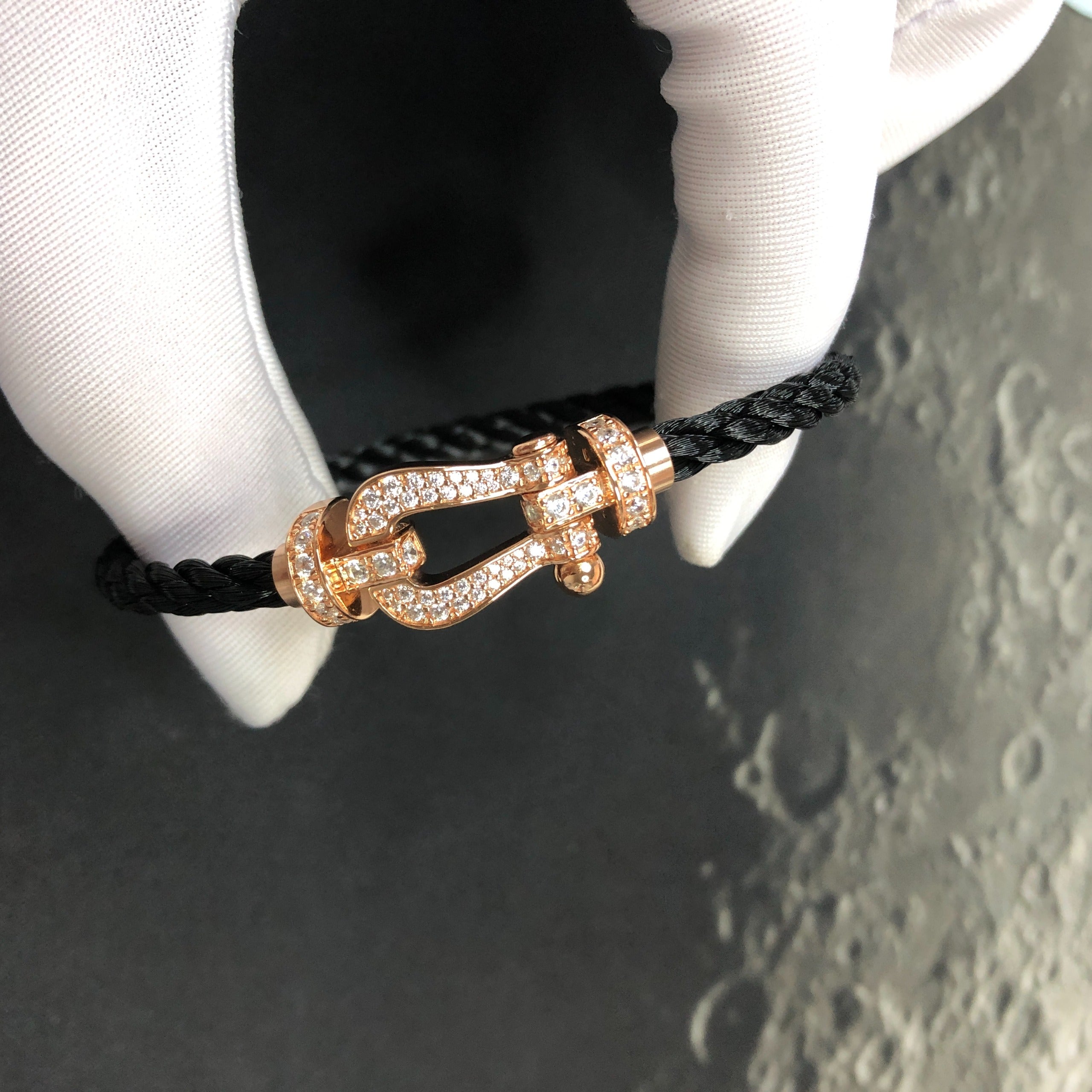 צמיד יוקרתי עם רצועת חבל שחורה ואבזם בגוון זהב ורוד משובץ בזירקונים