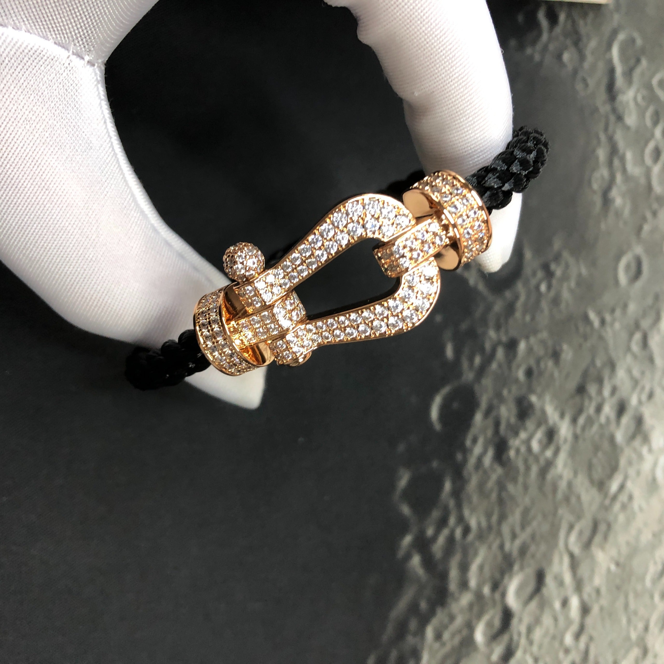 צמיד פרימיום עם רצועת חבל XL בצבע שחור ואבזם XL צבע זהב ורוד משובץ זירקונים נוצצים