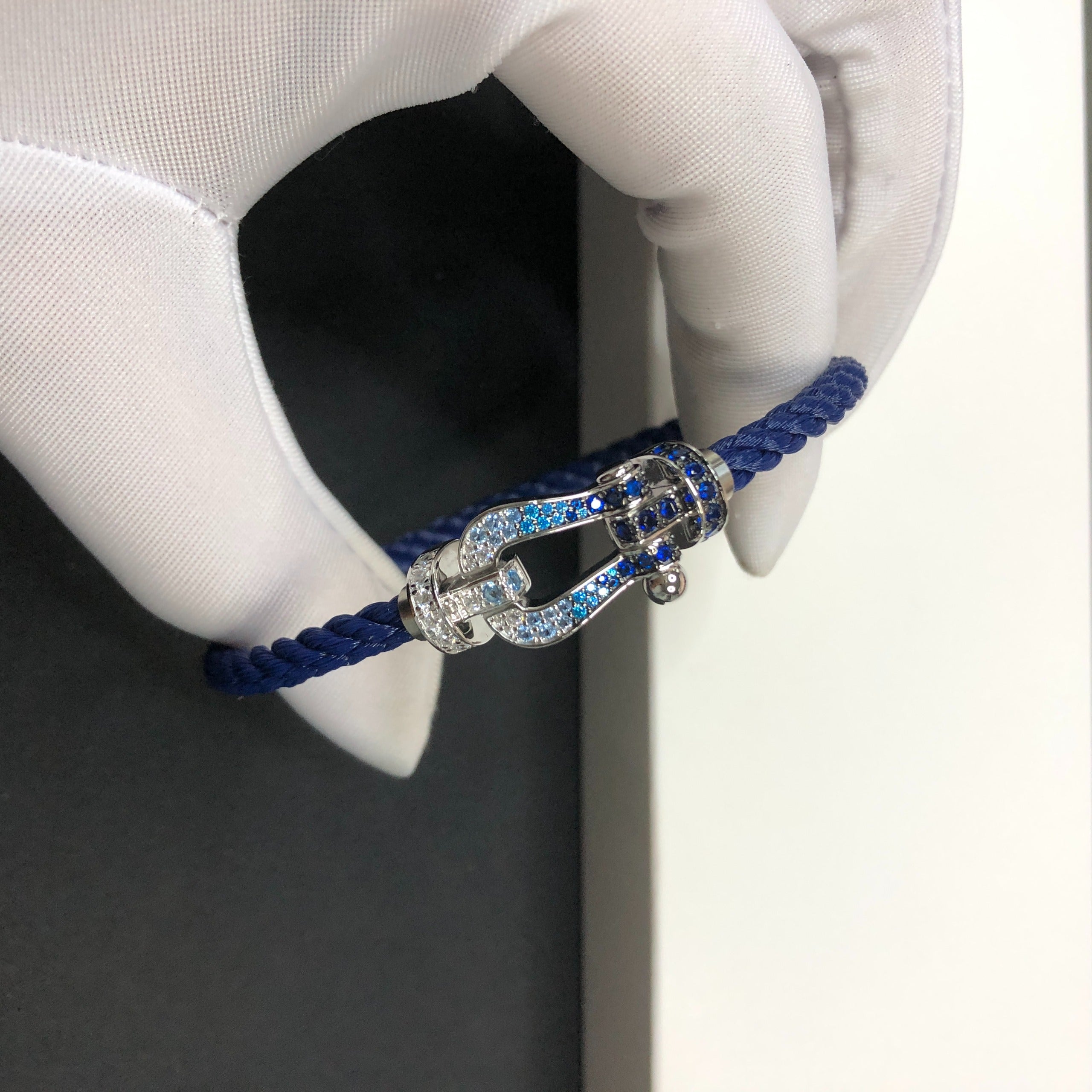 צמיד יוקרתי עם רצועת חבל כחולה ואבזם בגוון כסף משובץ בזירקונים נוצצים