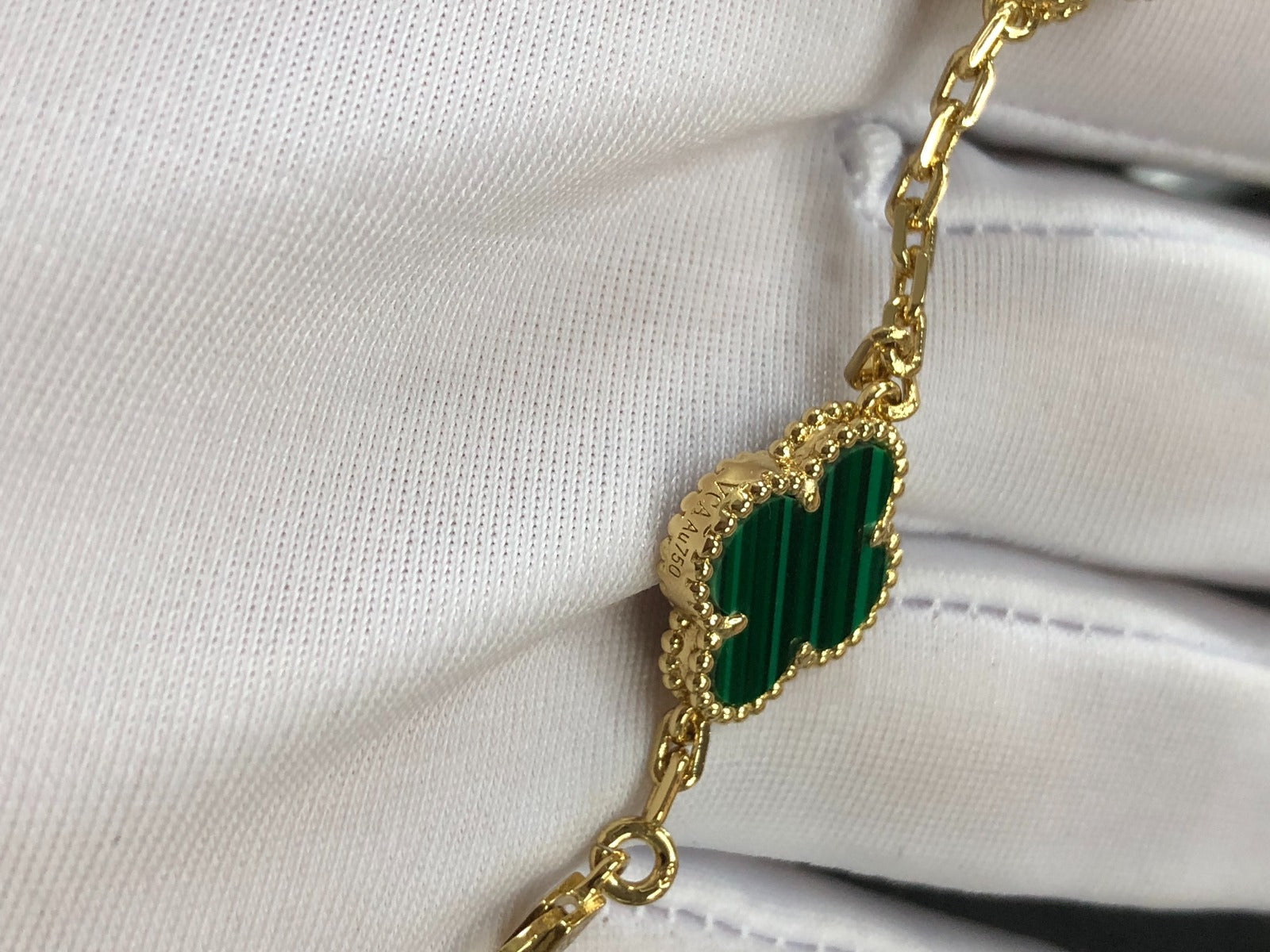 צמיד עם תליוני תלתן ירוק ותלתן משובץ זירקונים בציפוי זהב צהוב 18 קראט - Jewelluxe