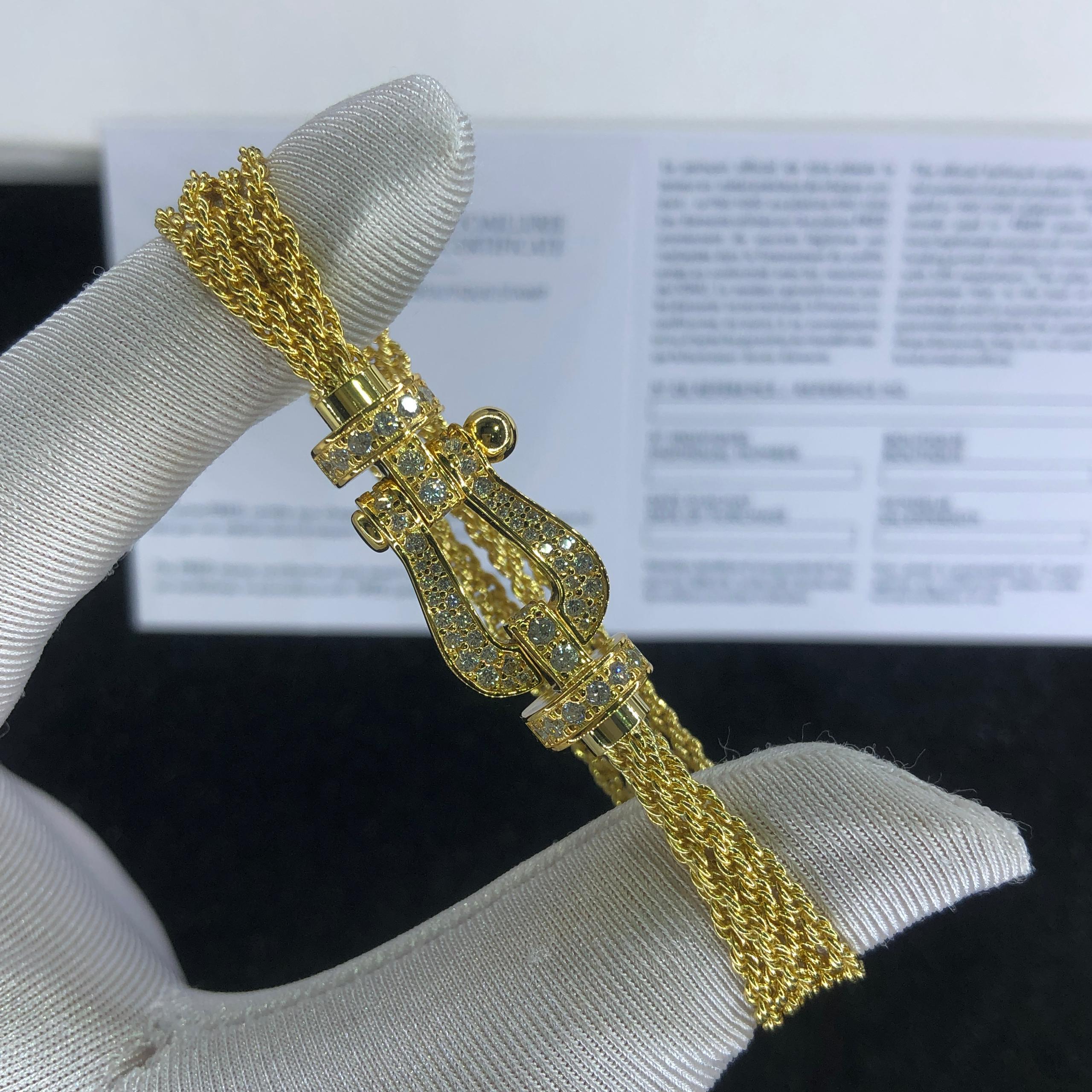 צמיד יוקרתי עם רצועת שרשרת בגוון זהב ואבזם בגוון זהב משובץ זירקונים