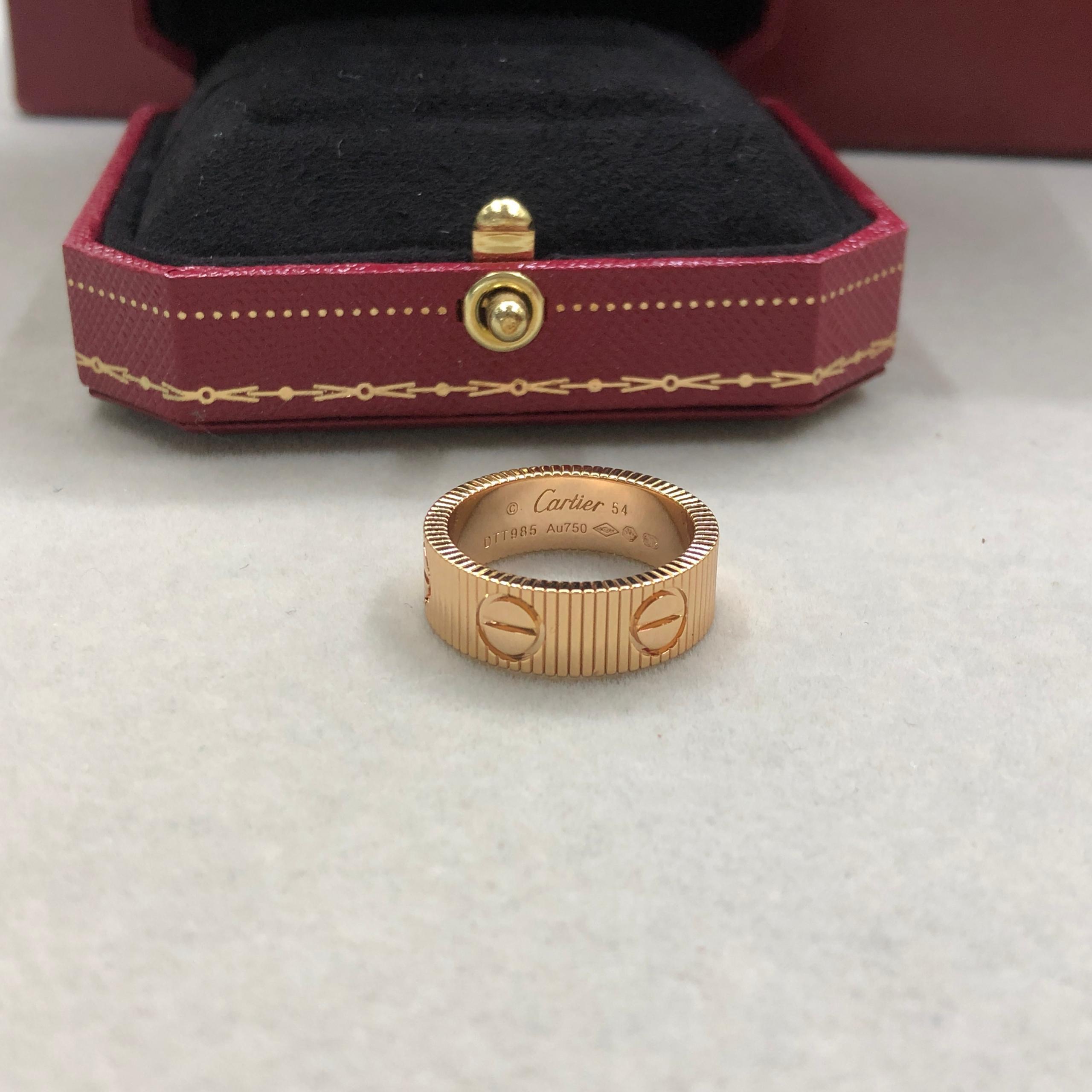 Ring elegant in einem Farbton Gold rosa glänzend in einem Design luxuriös