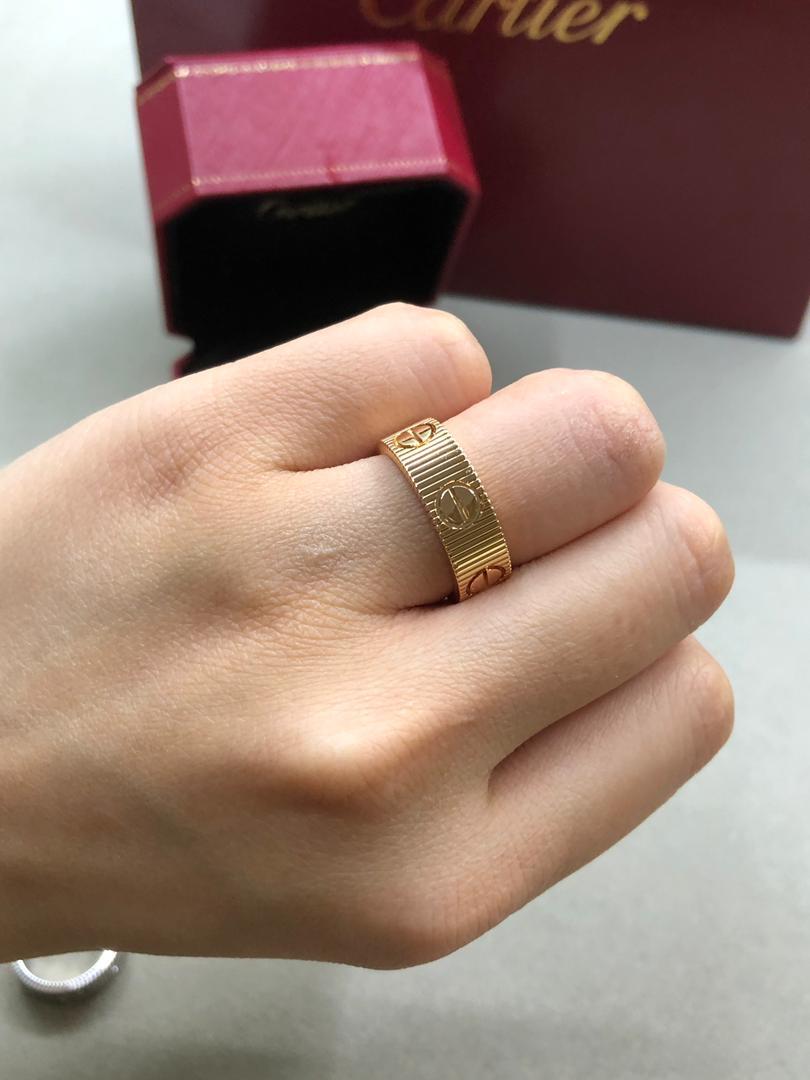 טבעת אלגנטית בגוון זהב ורוד מבריק בעיצוב יוקרתי