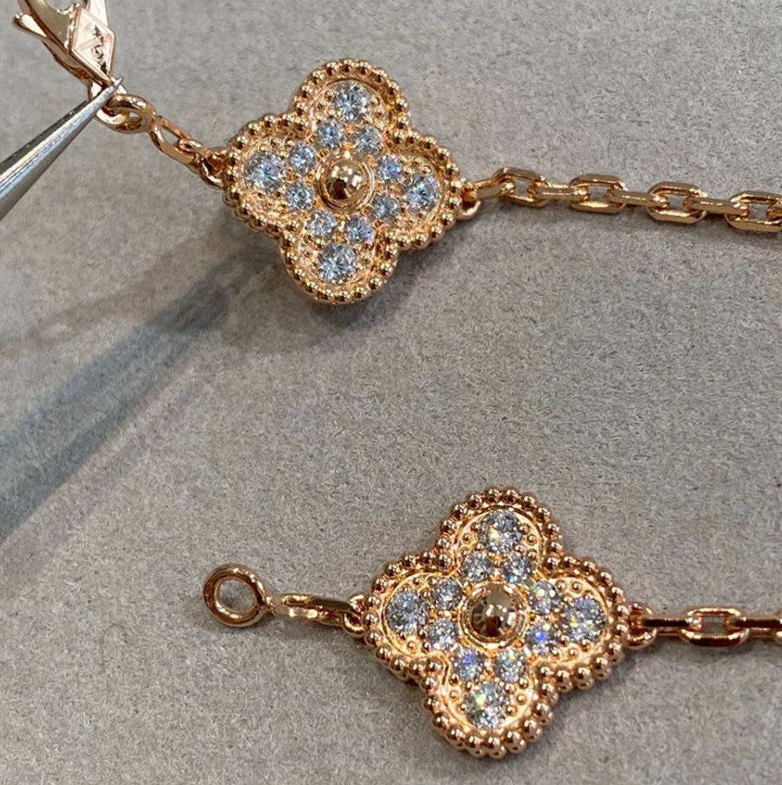 צמיד תלתן בגוון זהב ורוד עם 5 תלתנים בגוון זהב ורוד משובץ זירקונים נוצצים