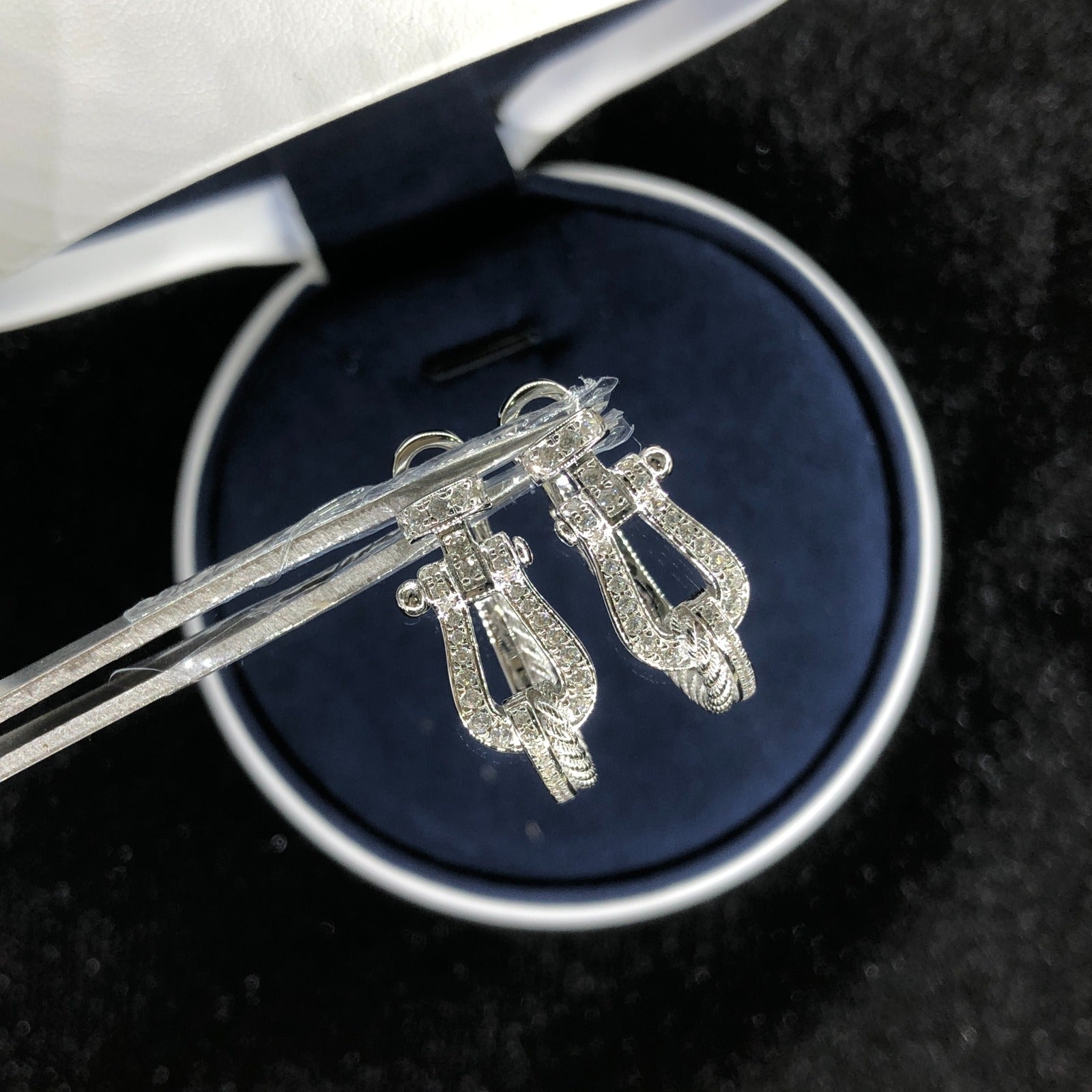 עגילי יוקרה בעיצוב אבזם כסוף, משובצים זירקונים עם חוט מתכתי אלגנטי