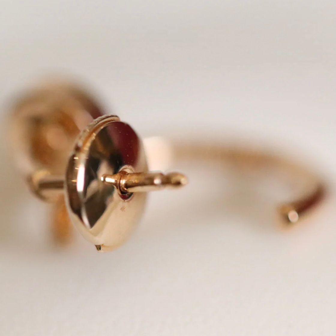 עגילים אלגנטים מסמר בגוון זהב ורוד מבריק