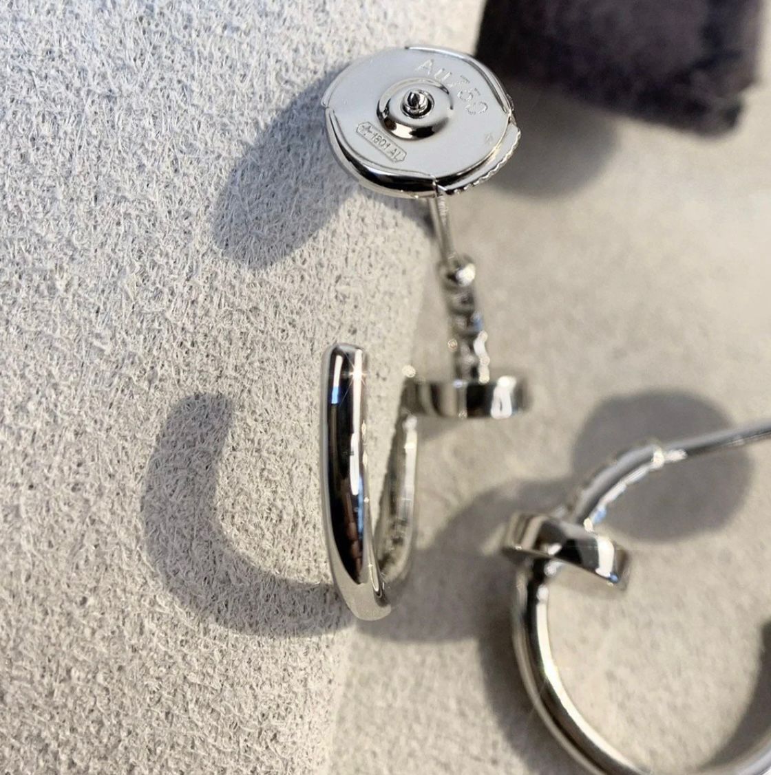 עגילים אלגנטים מסמר בגוון כסף מבריק