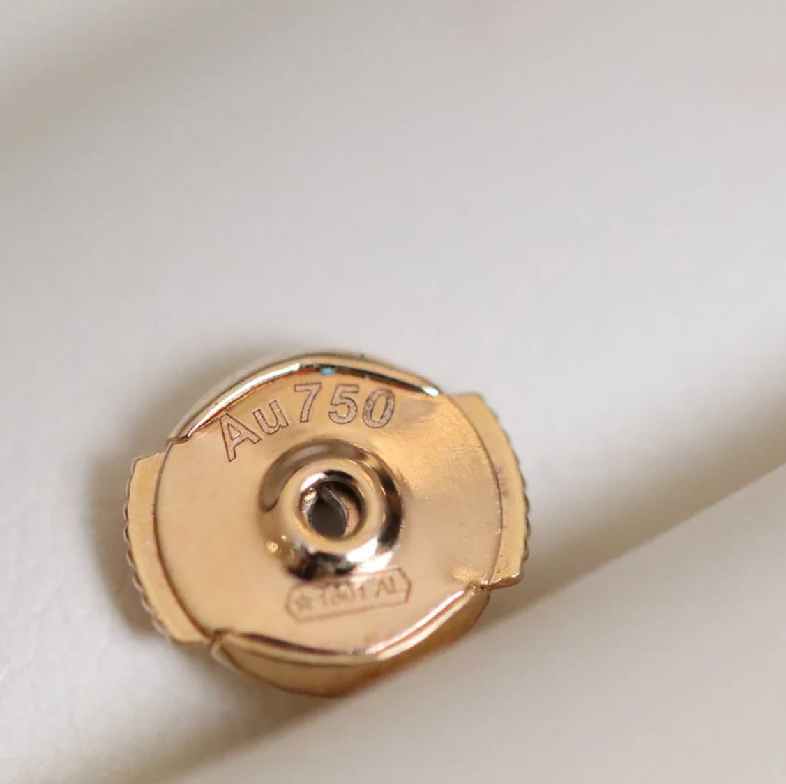 עגילים אלגנטים מסמר בגוון זהב ורוד מבריק