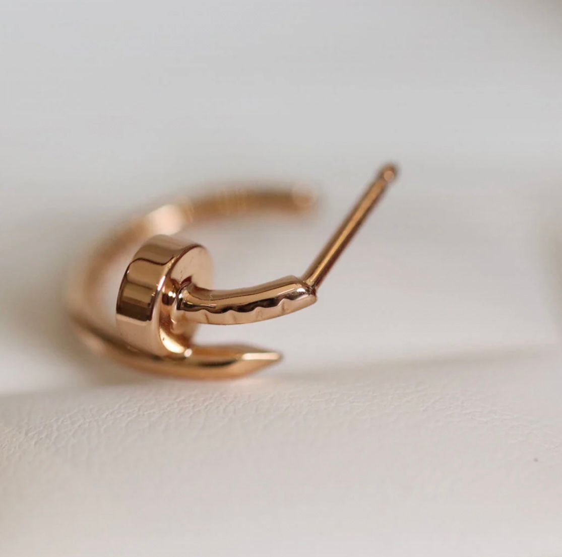 עגילים אלגנטים מסמר בגוון זהב ורוד מבריק