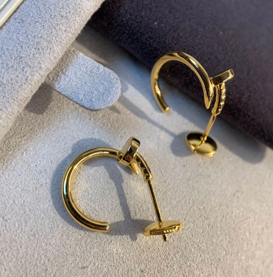 עגילים אלגנטים מסמר בגוון זהב מבריק