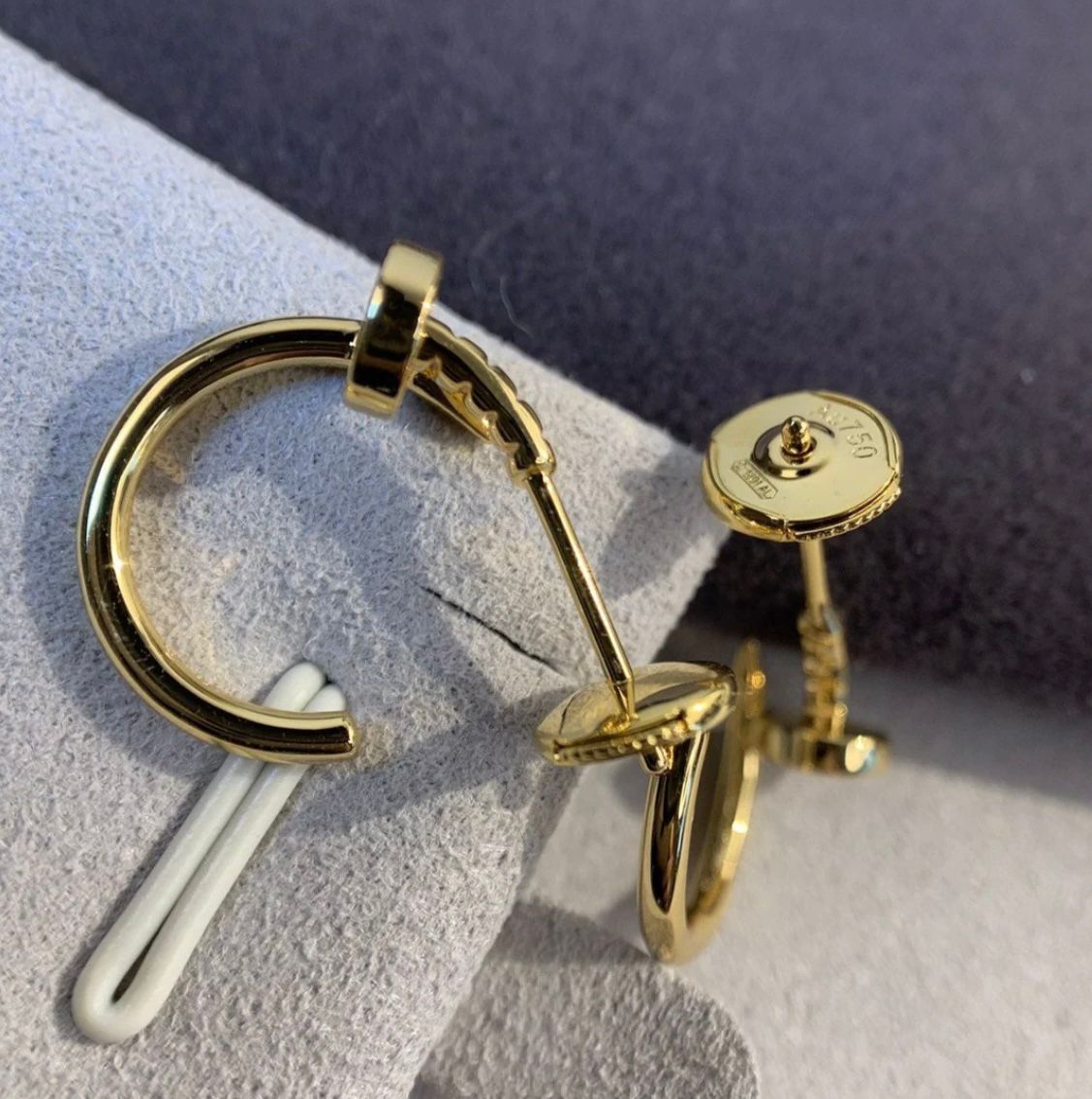 עגילים אלגנטים מסמר בגוון זהב מבריק