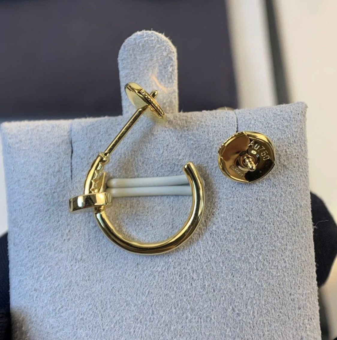 עגילים אלגנטים מסמר בגוון זהב מבריק