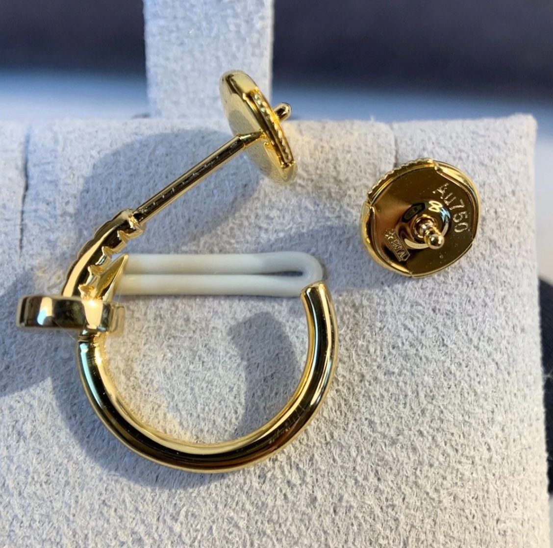 עגילים אלגנטים מסמר בגוון זהב מבריק