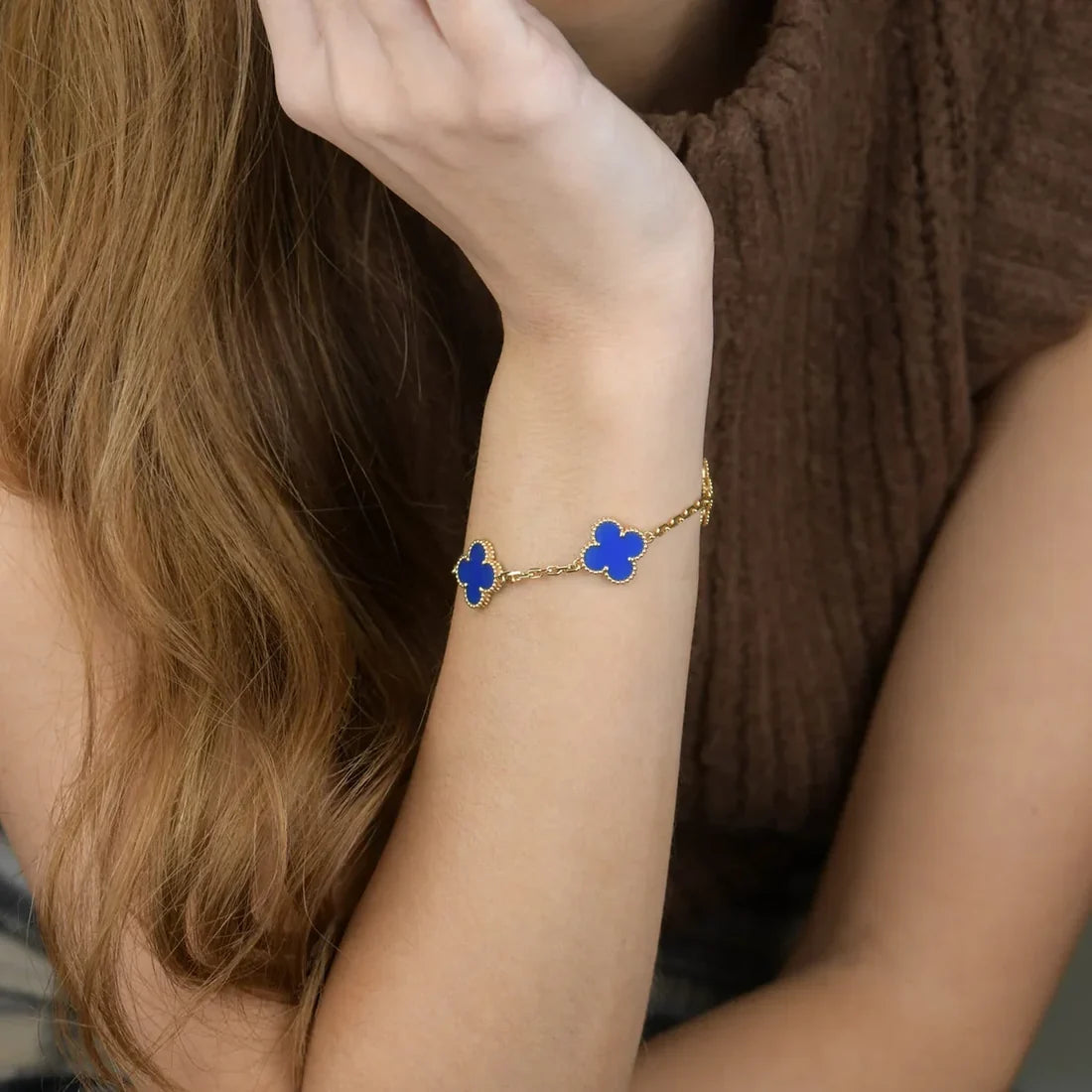 Clover bracelet in gold tone with 5 blue clovers.— JEWELLUXE™