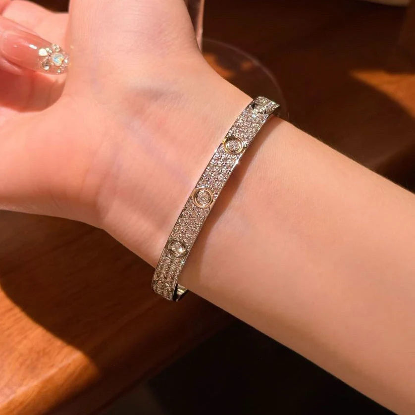 Bracelet élégant couleur argent serti de zircons scintillants — JEWELLUXE™
