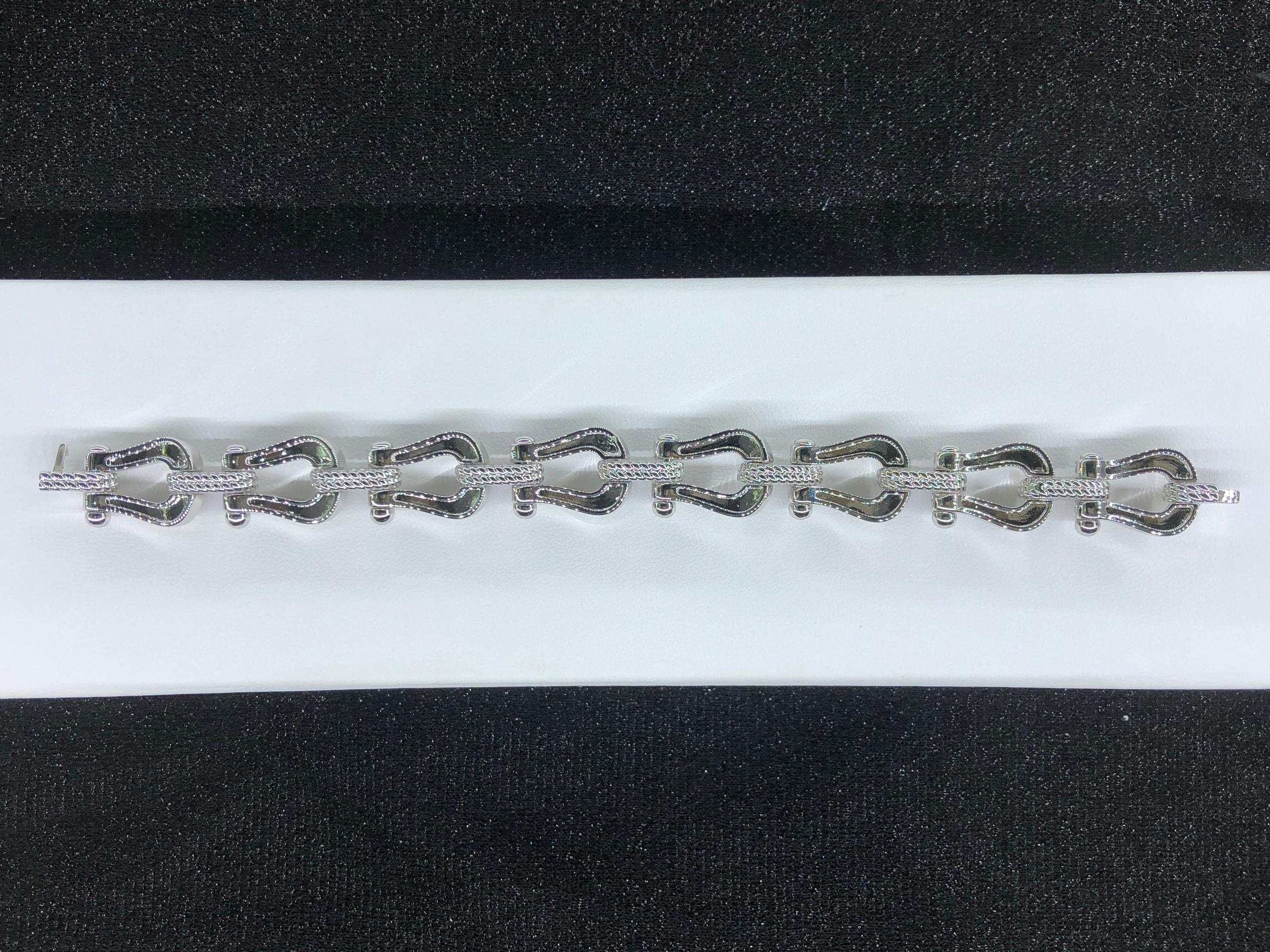 צמיד יוקרתי עם 8 אבזמים בגוון כסף משובצים זירקונים נוצצים