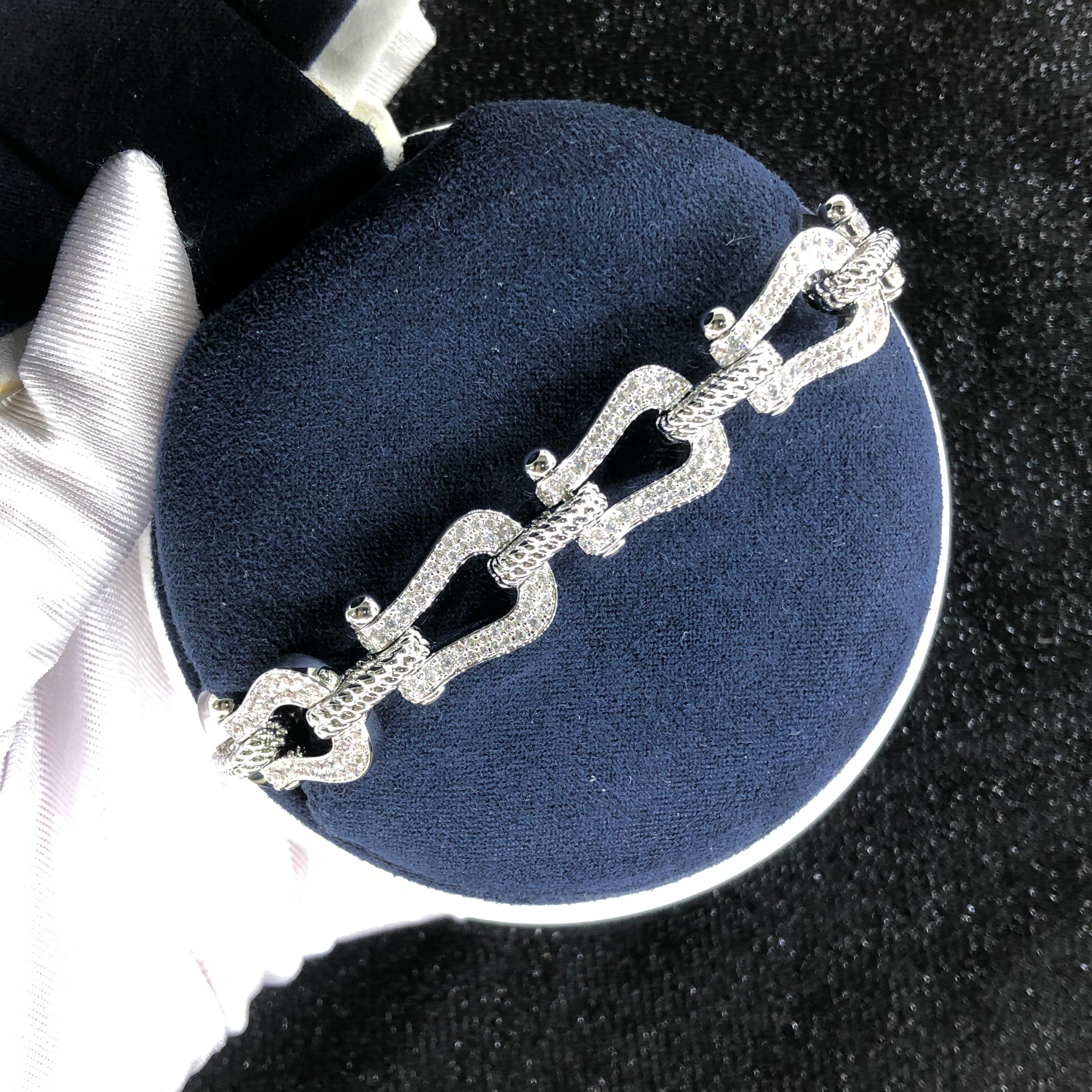 צמיד יוקרתי עם 8 אבזמים בגוון כסף משובצים זירקונים נוצצים