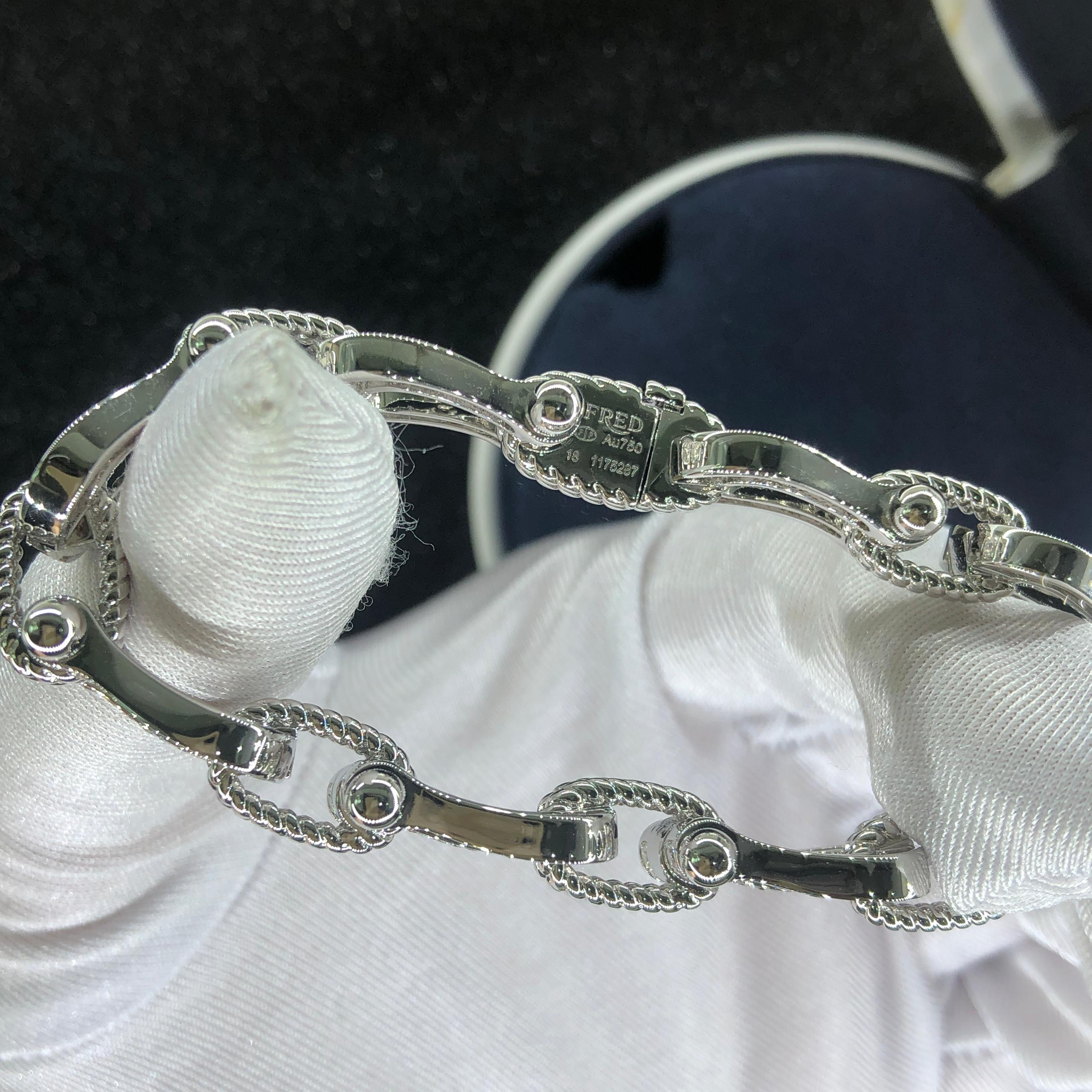 צמיד יוקרתי עם 8 אבזמים בגוון כסף משובצים זירקונים נוצצים