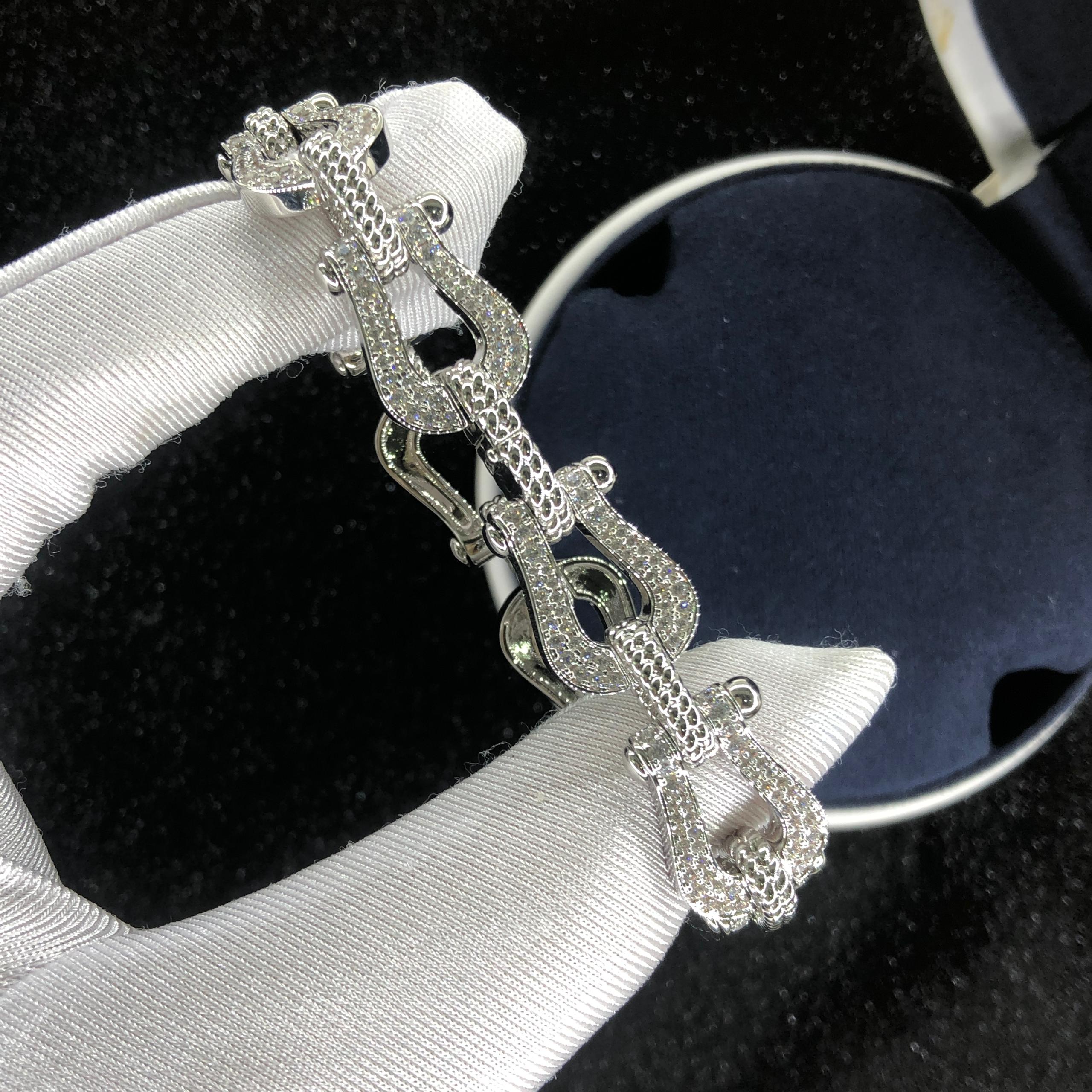 צמיד יוקרתי עם 8 אבזמים בגוון כסף משובצים זירקונים נוצצים