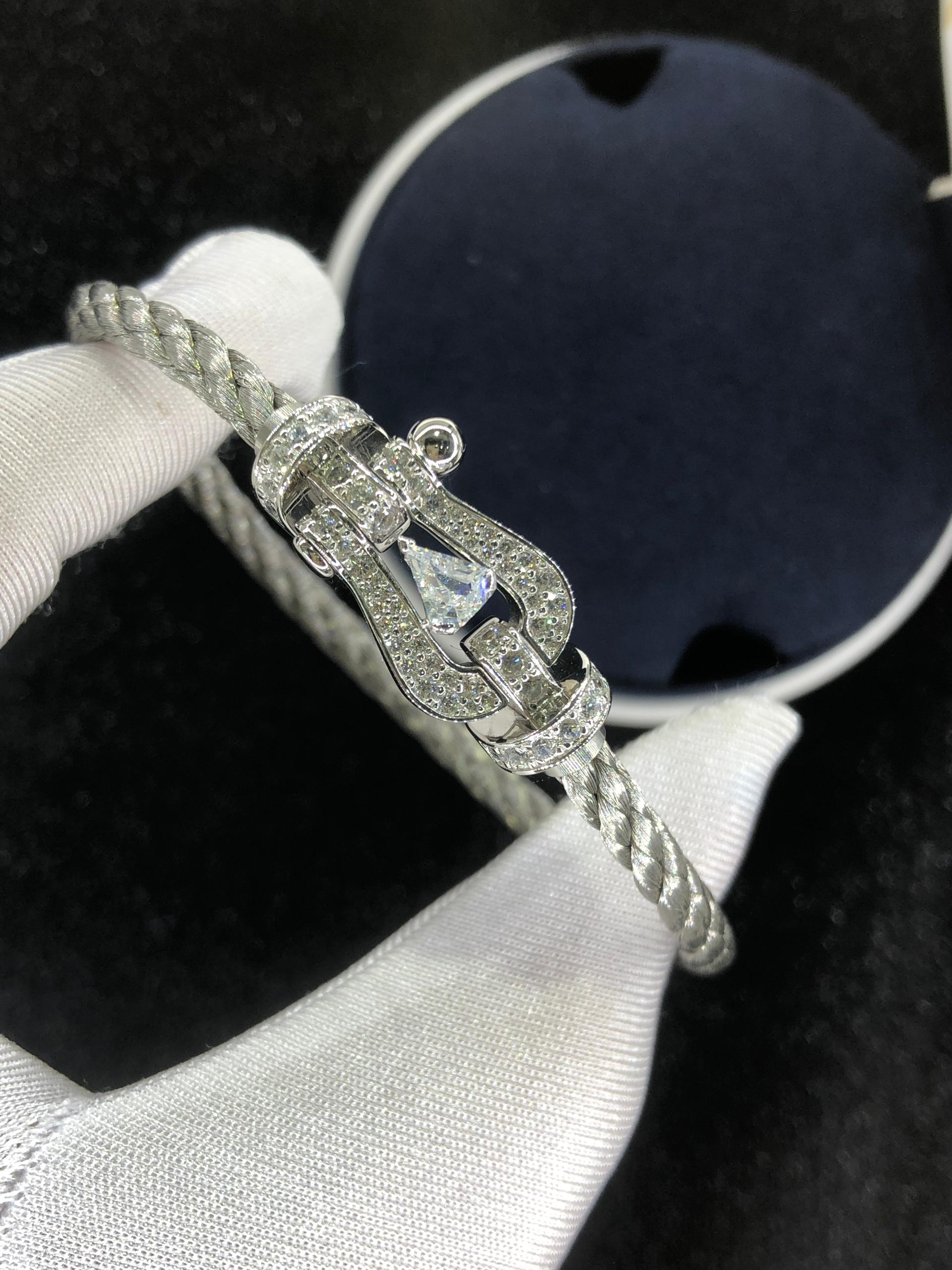 Bracelet luxueux avec un bracelet en métal argenté et une boucle argentée, serti de zircons et d'une pierre centrale de 0,5 carat