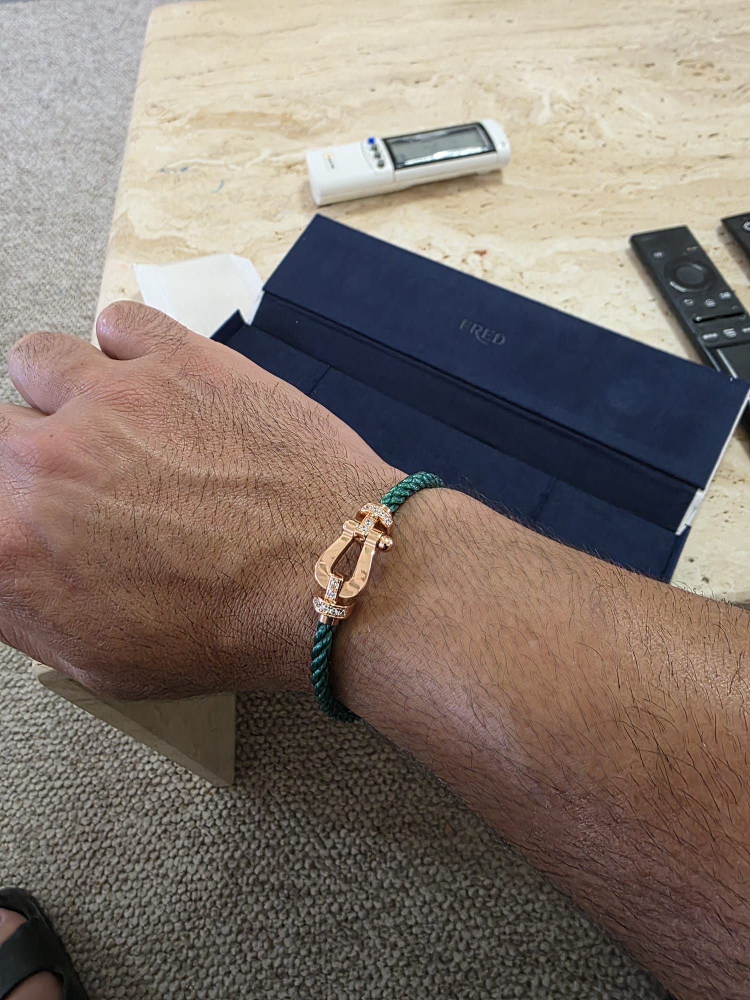 Bracelet de luxe avec un cordon vert et un fermoir rose doré semi-sertis de zirconiums étincelants — JEWELLUXE™