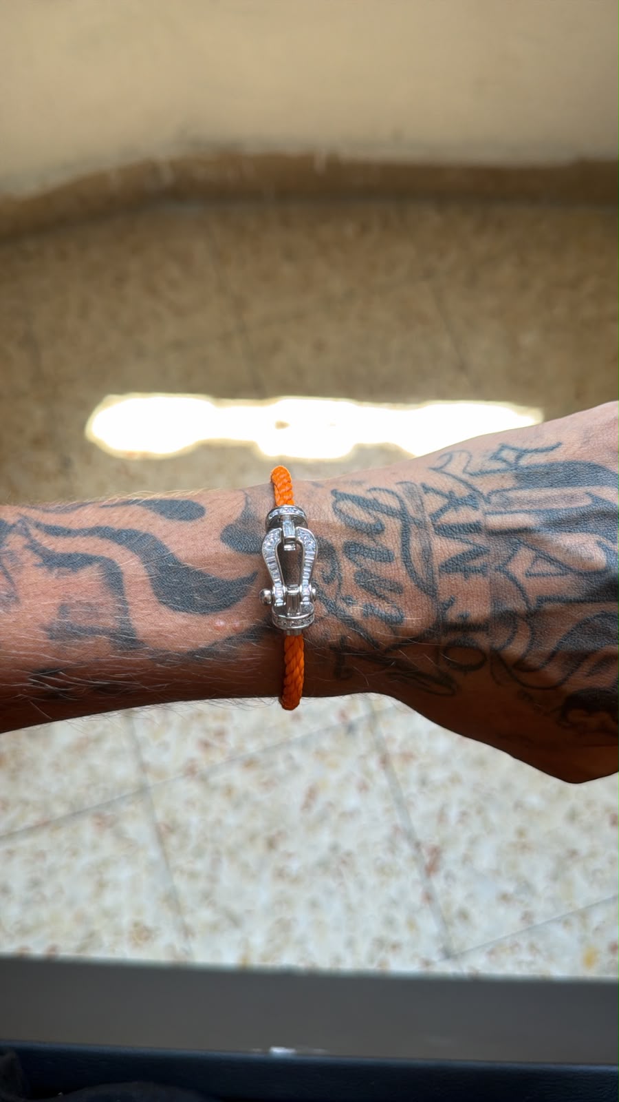Bracelet de luxe avec un cordon orange et un fermoir argenté orné de cristaux scintillants — JEWELLUXE™