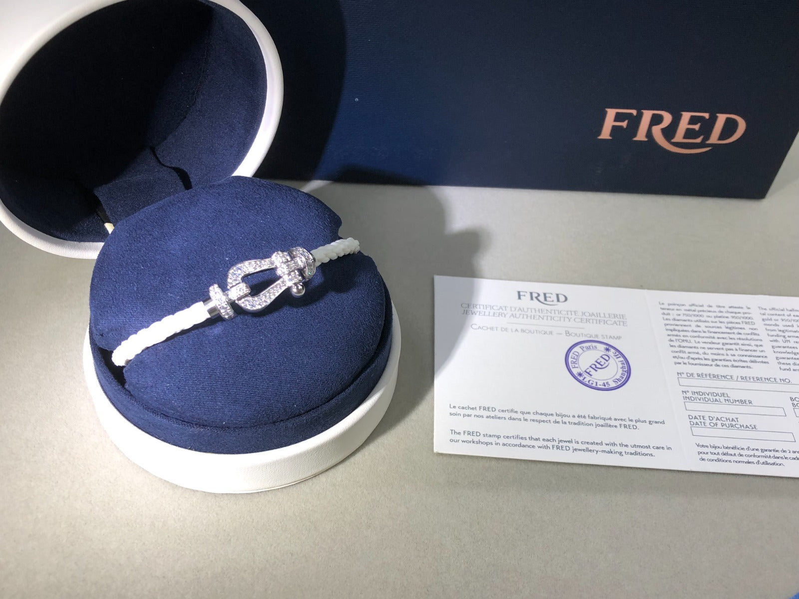 צמיד יוקרתי עם חבל (עבה) לבן ואבזם כסוף משובץ בזירקונים - Jewelluxe