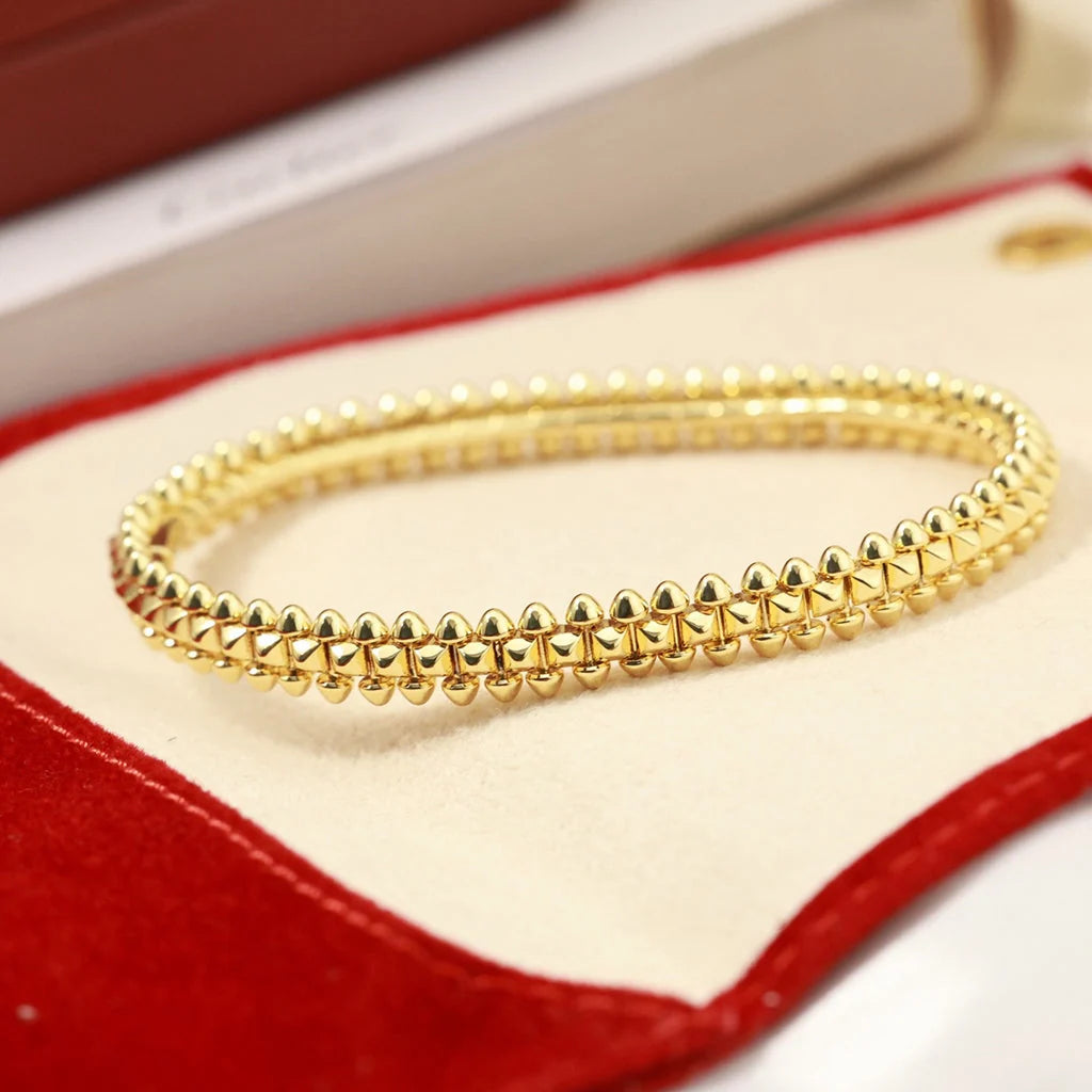 צמיד אלגנטי בגוון גולד מבריק בעיצוב יוקרתי — JEWELLUXE™