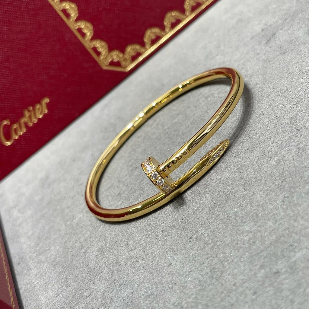 Elegantes Nagel-Armband in Goldoptik, halbseitig mit funkelnden Zirkoniasteinen besetzt — JEWELLUXE™