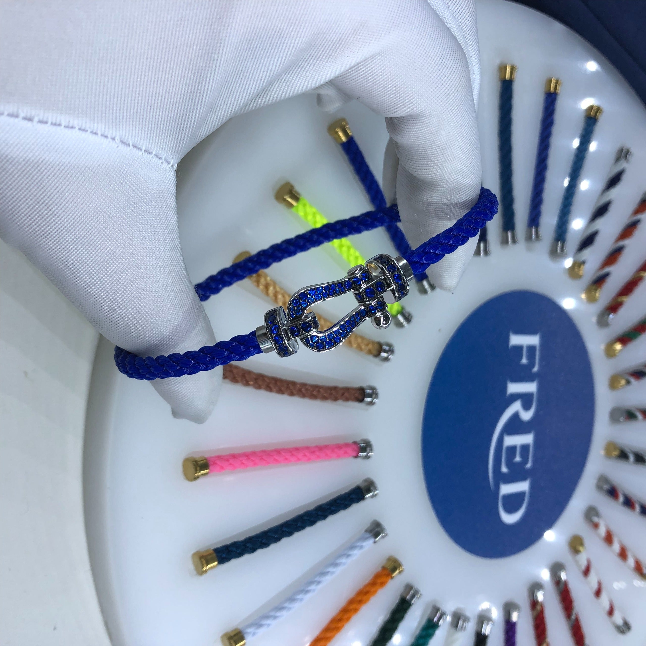 צמיד יוקרתי עם רצועת חבל (עבה) בצבע כחול, ואבזם כסוף משובץ זירקונים כחולים - Jewelluxe