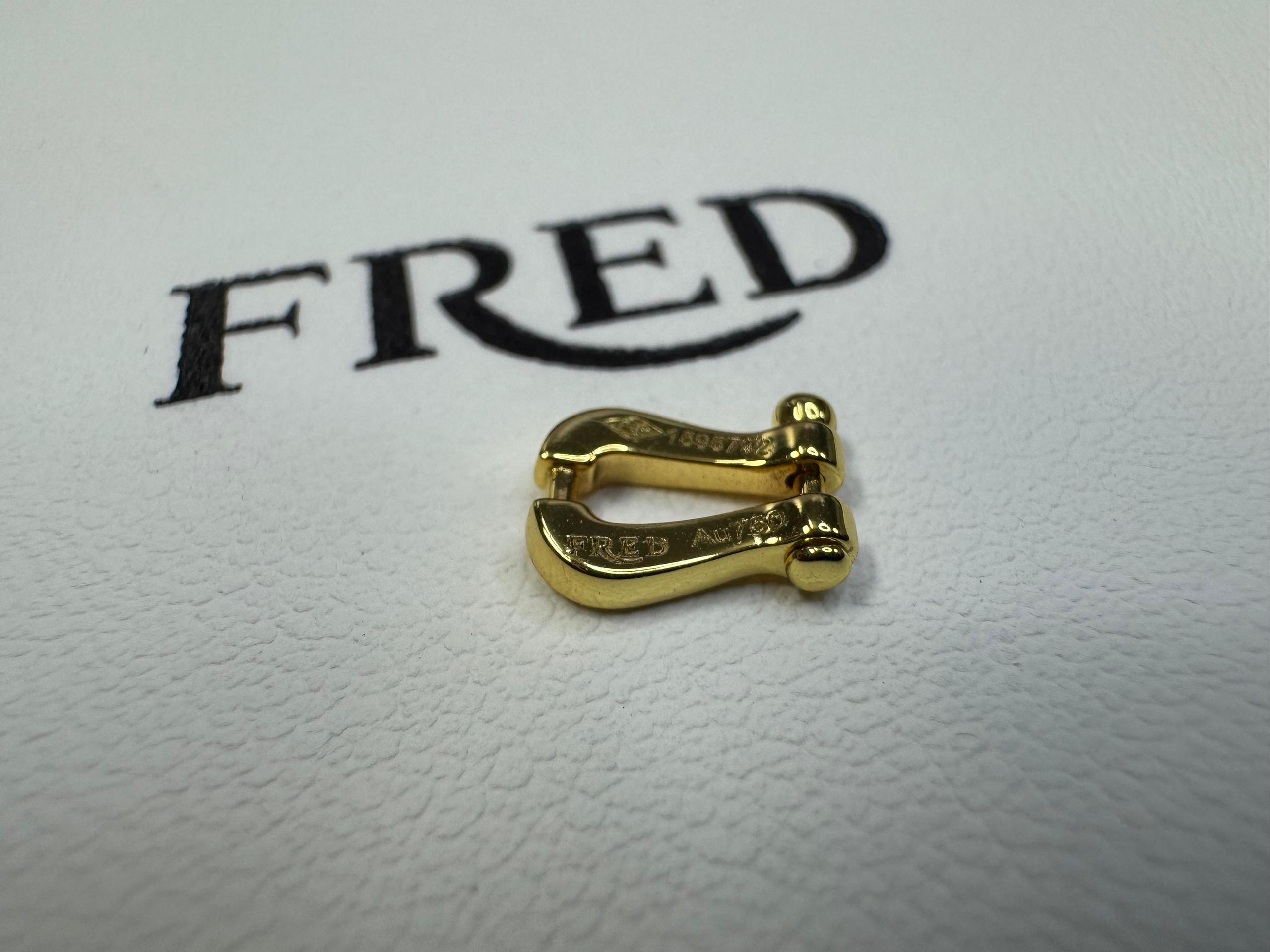 צמיד יוקרתי חוט בגוון אדום עם אבזם בגוון זהב