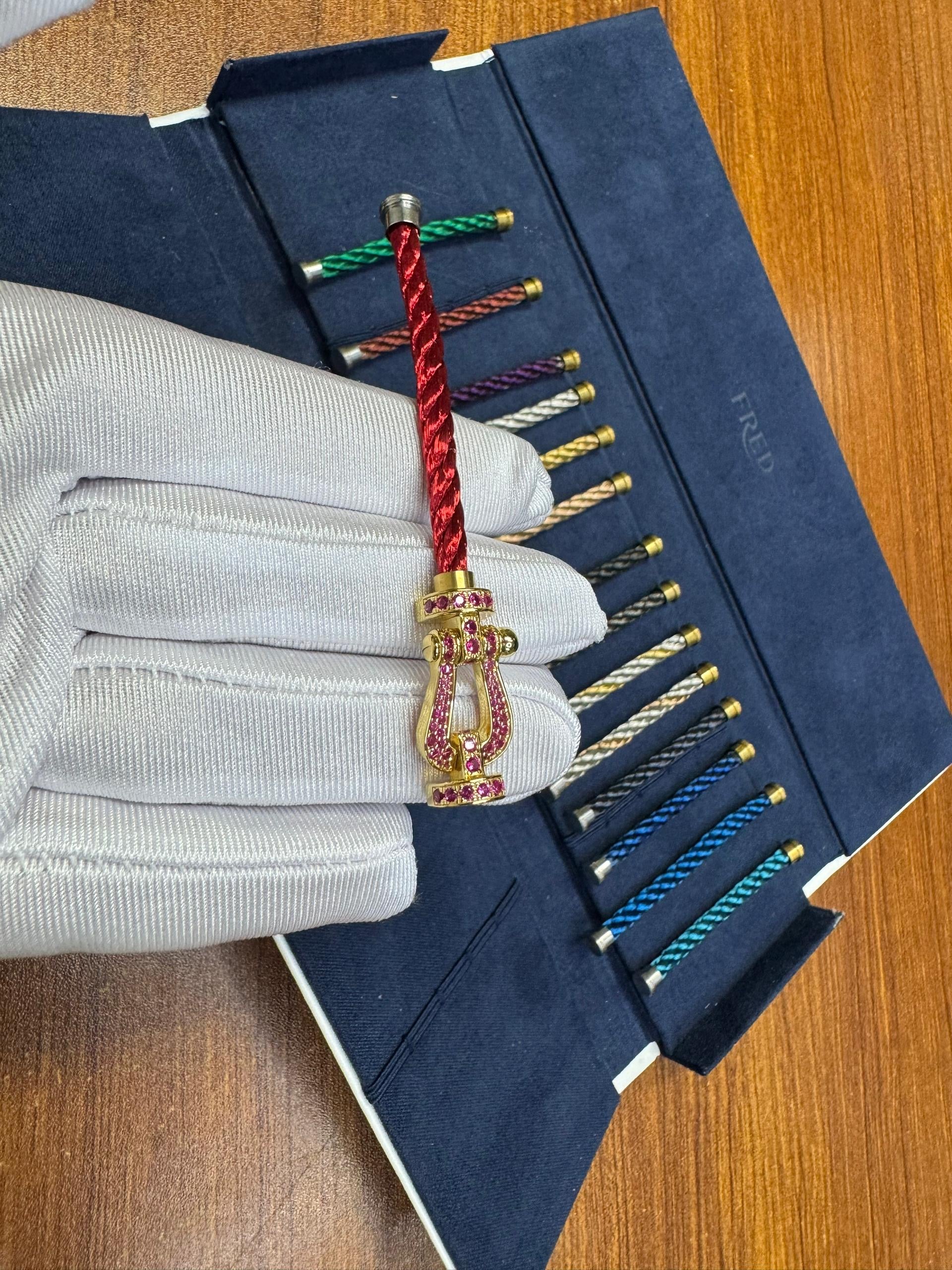 Bracelet en corde rouge de luxe avec fermoir doré serti de zircons rouges brillants