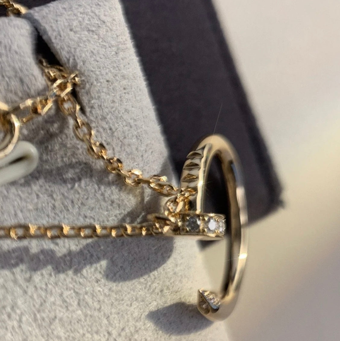 שרשרת אלגנטית מסמר בגוון זהב ורוד משובצת זירקונים נוצצים