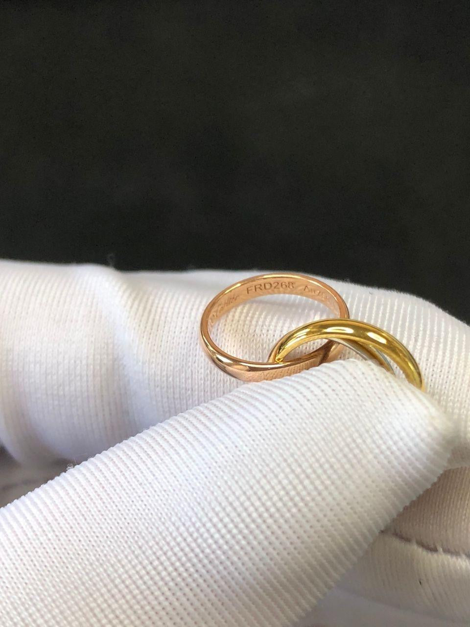 צמיד אלגנטי עם חוט בגוון שחור עם טבעת משולשת בגווני זהב