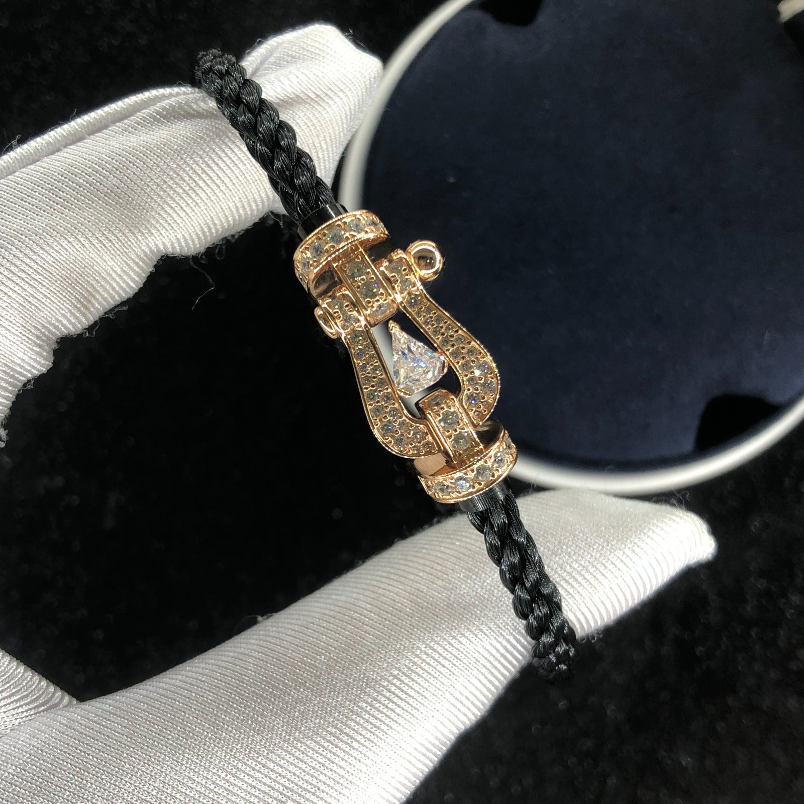 Bracelet de luxe avec un cordon noir et un fermoir rose doré incrusté de zircons brillants, avec une pierre centrale de 0,5 carat — JEWELLUXE™