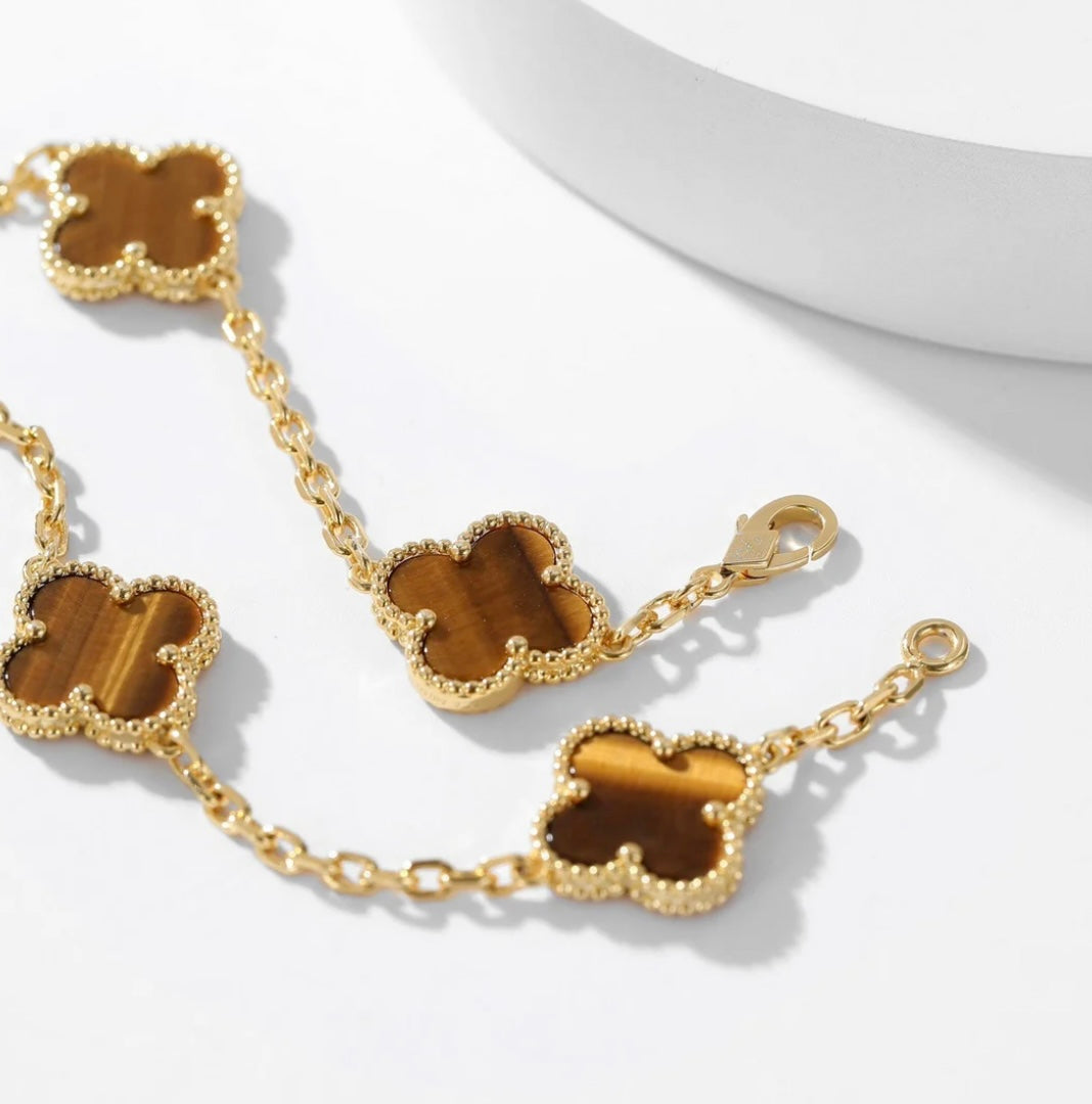 Halskette mit 10 goldfarbenen Kleeblättern im zeitlosen Design und braunem Kleeblatt-Anhänger