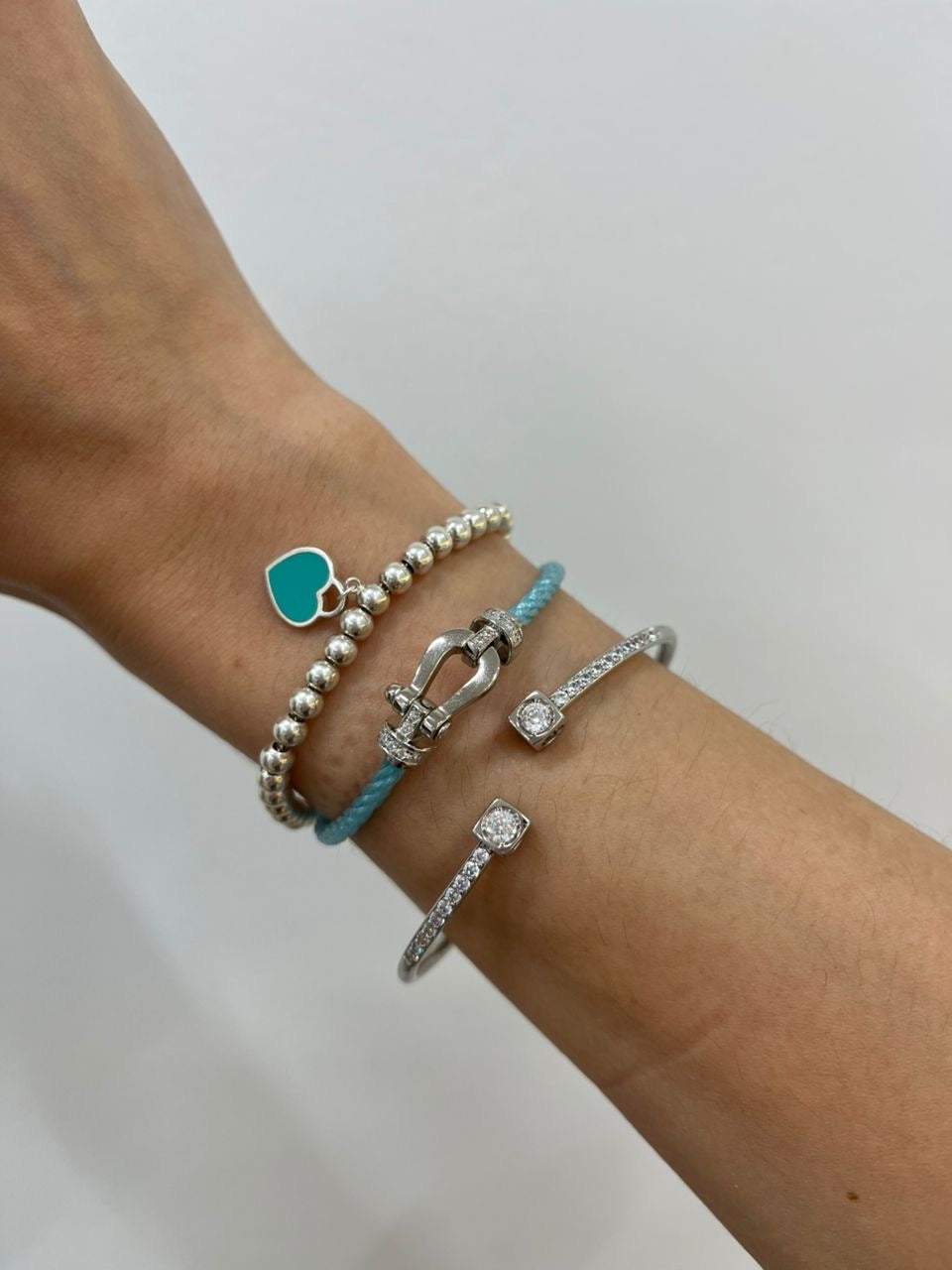 Bracelet luxueux avec un cordon tressé bleu ciel et un fermoir argenté serti de demi-zircons scintillants — JEWELLUXE™