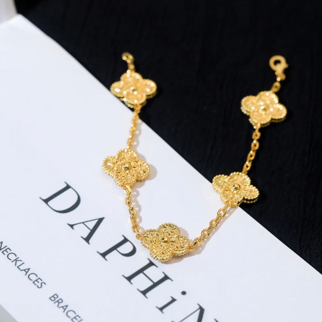 צמיד תלתן עם 5 תלתנים בגוון זהב