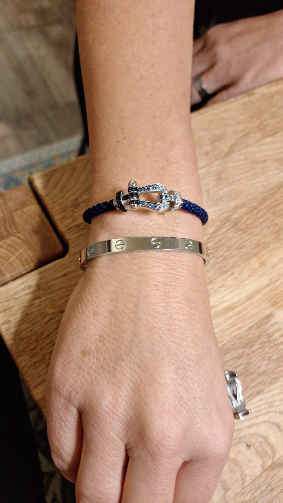 Bracelet de luxe avec un cordon bleu et un fermoir de couleur argenté incrusté de zircons étincelants — JEWELLUXE™